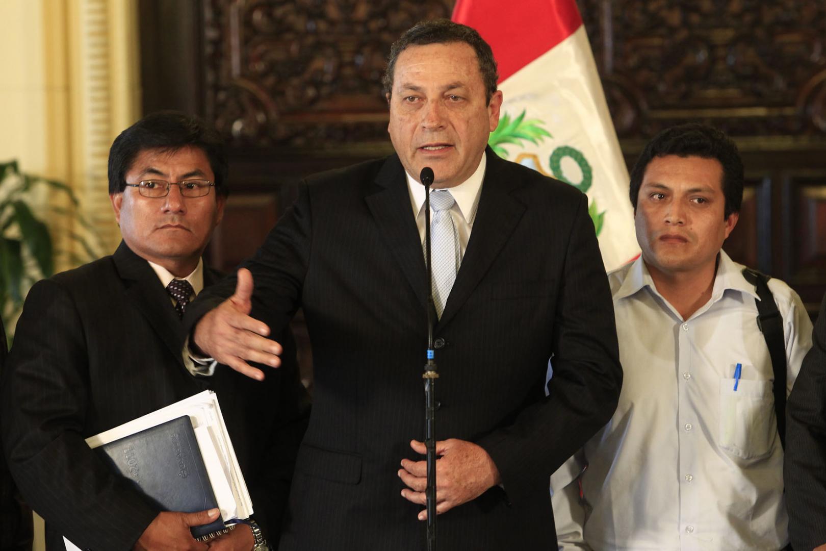 POSTULANTE. El exgobernador de Piura Javier Atkins, al centro, intenta llegar al Congreso mientras es investigado por el caso Lava Jato.