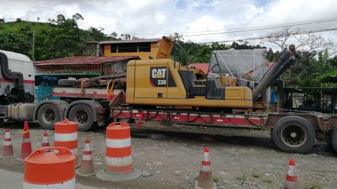 ANFIBIO. Las autoridades de Madre de Dios inmovilizaron una retroexcavadora que puede ser utilizada en terrenos blandos como aguas poco profundas.