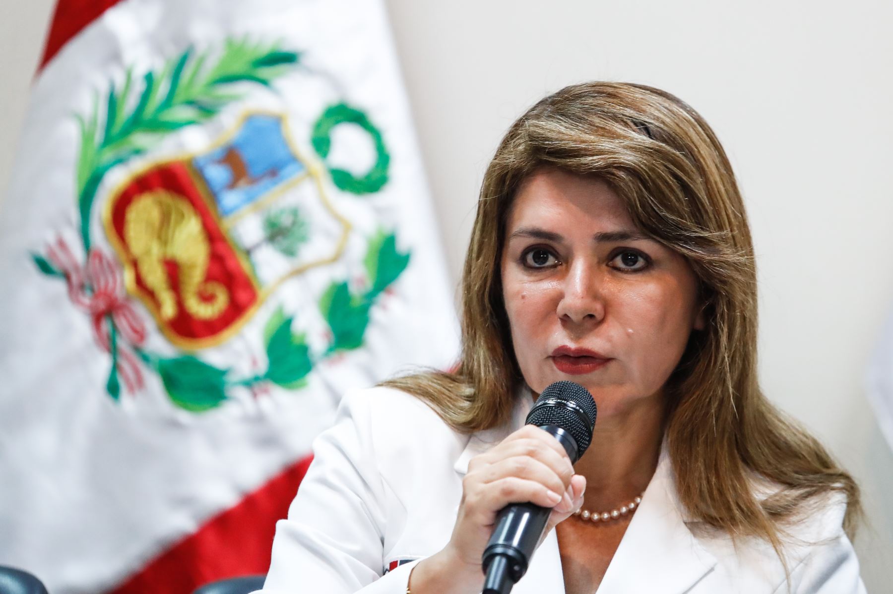 Elizabeth Hinostroza, ministra de Salud