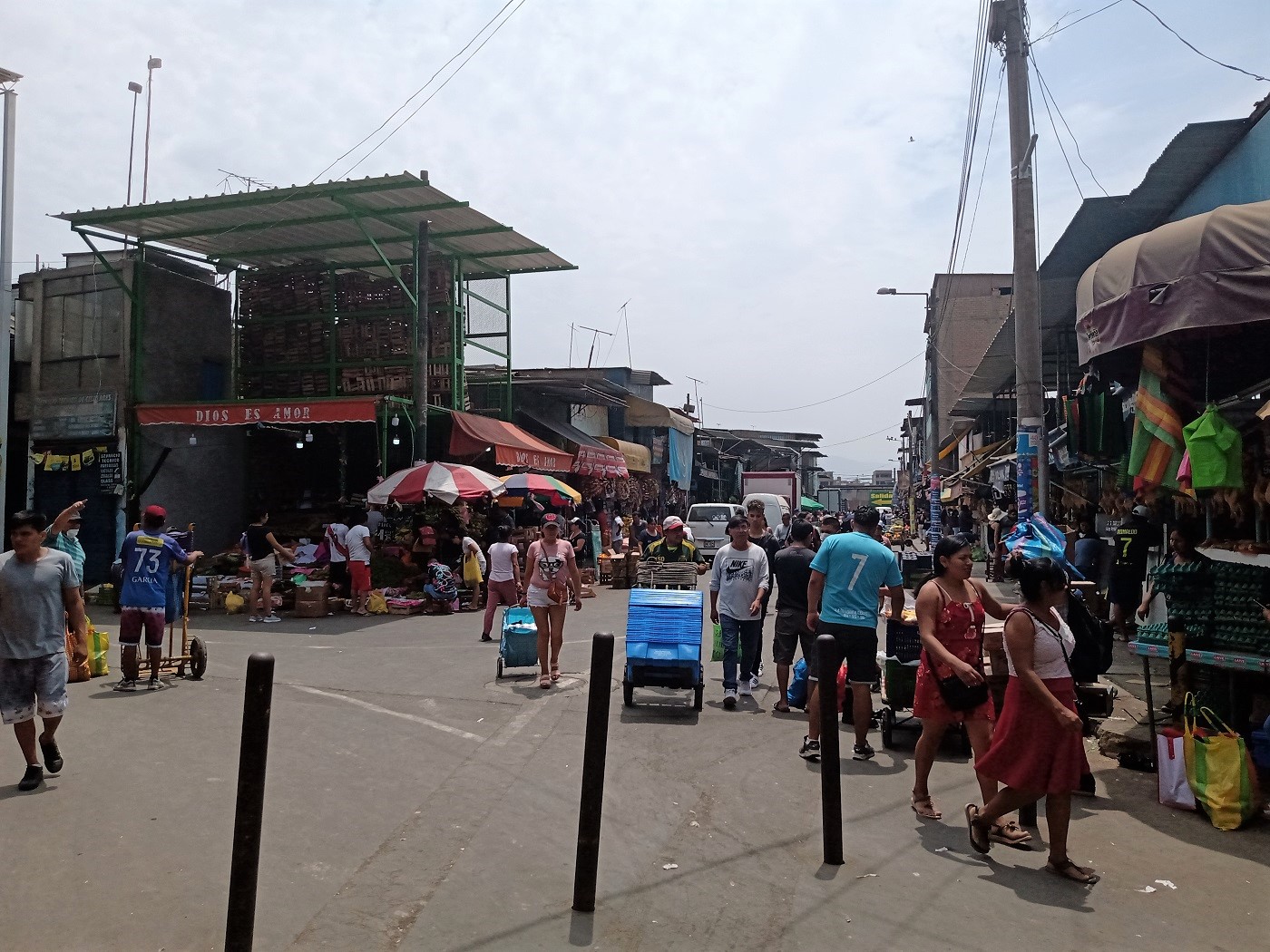HUAMANTANGA. En uno de los principales mercados de la capital, ubicado en Puente Piedra, los ciudadanos critican el alza de precios para productos como el limón.