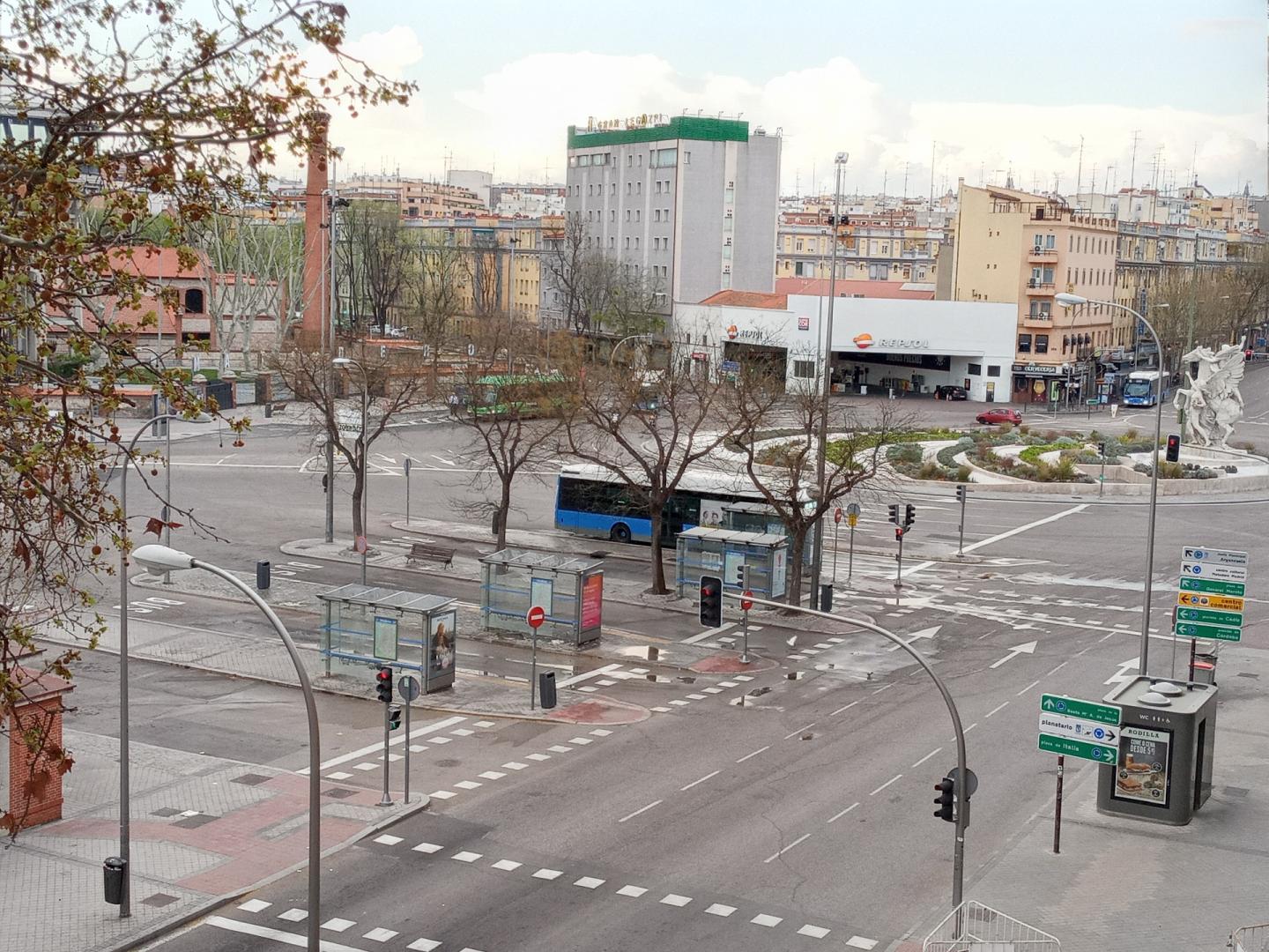 SILENCIO. La calle de Madrid desierta vista desde la ventana de la autora.