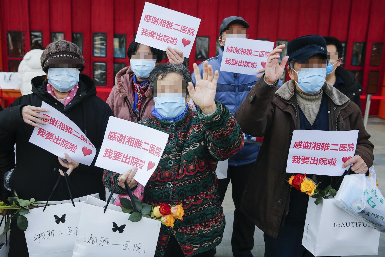 DE ALTA. Pacientes recuperados de Covid-19 agradecen a los trabajadores médicos del Segundo Hospital Xiangya de la Universidad Centro-Sur en China. 