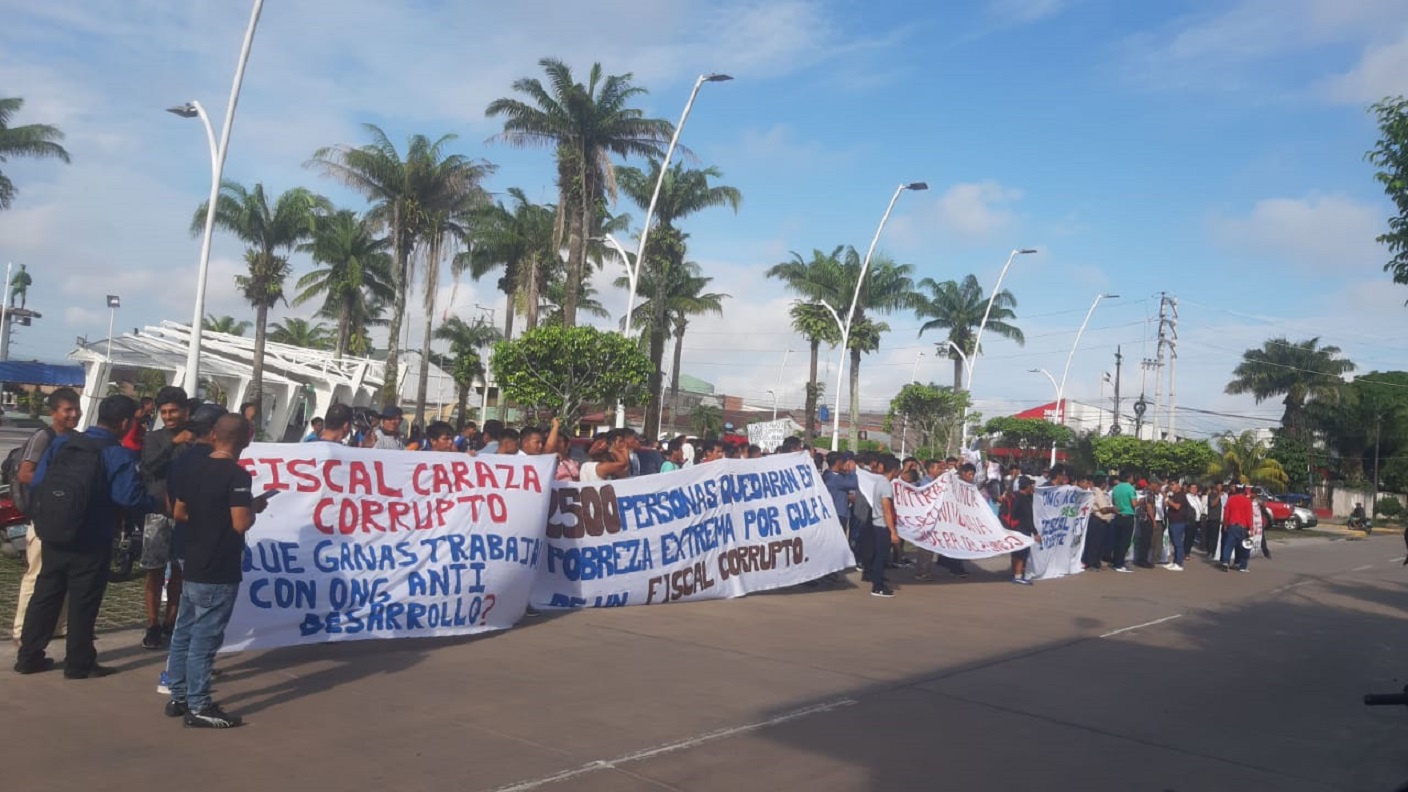 PLANTÓN. Manifestantes intentan presionar a fiscal ambiental que investiga deforestación.