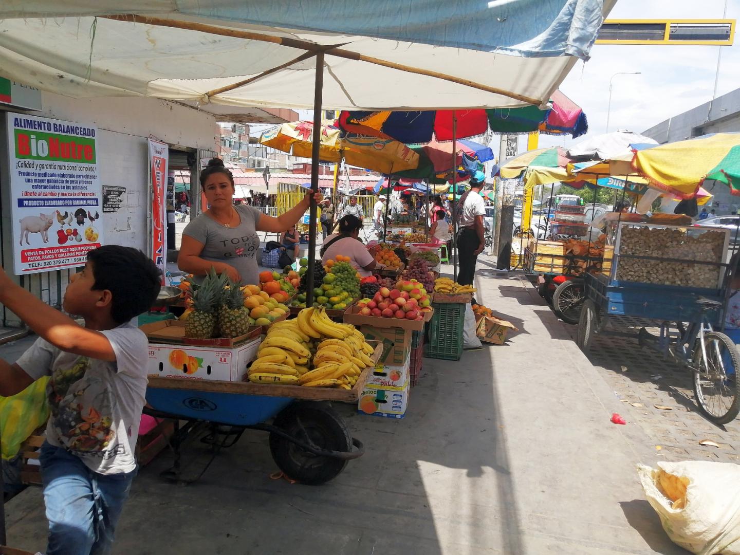SACRIFICIO. Los vendedores de los exteriores del mercado de Piura dijeron que seguirán trabajando en los próximos días, pues es su manera de subsistir