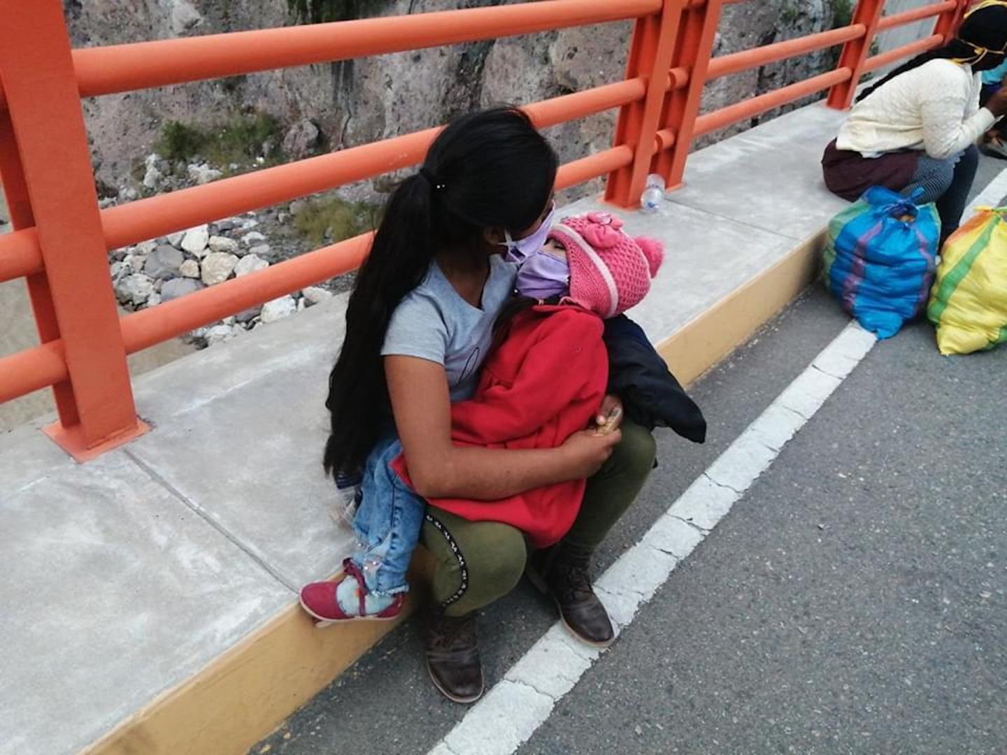 ESPERAN AYUDA. Cientos de familias caminan y esperan volver a sus regiones de origen.