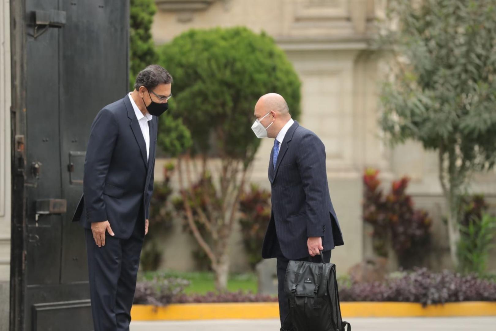 VACANCIA. El presidente Martín Vizcarra se despide de su abogado Roberto Pereyra.