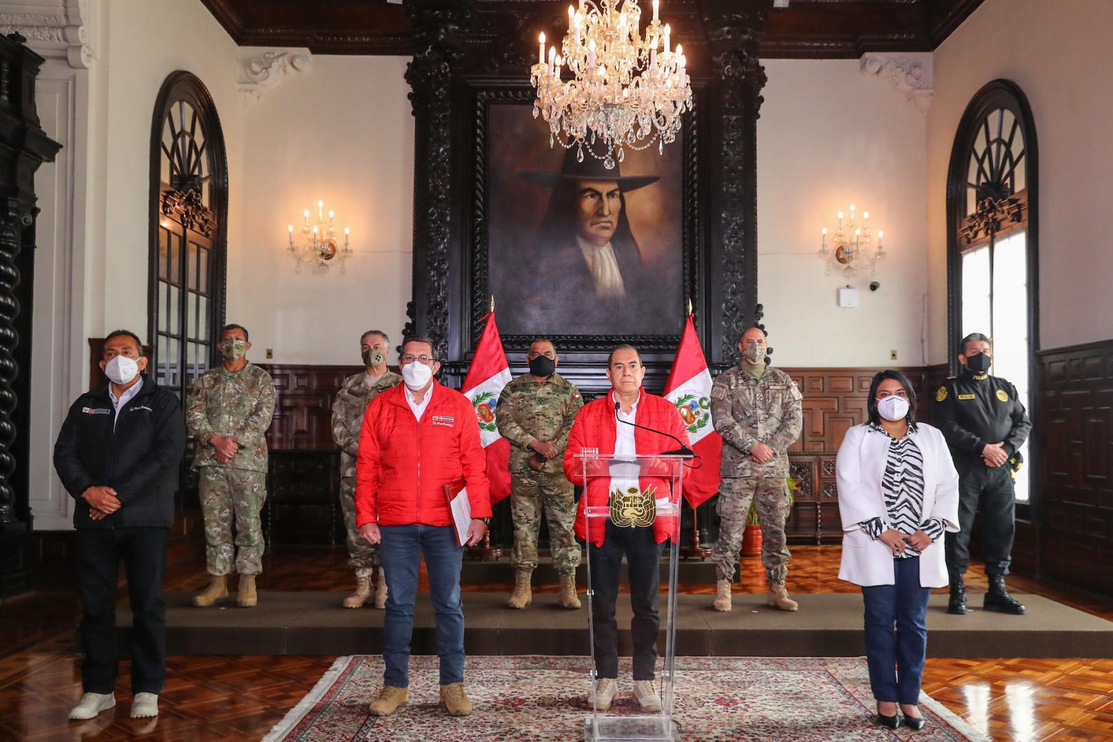 PRONUNCIAMIENTO. El primer ministro Walter Martos se presentó junto a los ministros de Interior, Defensa y Justicia; y cinco altos mandos de las FF.AA. y Policía.