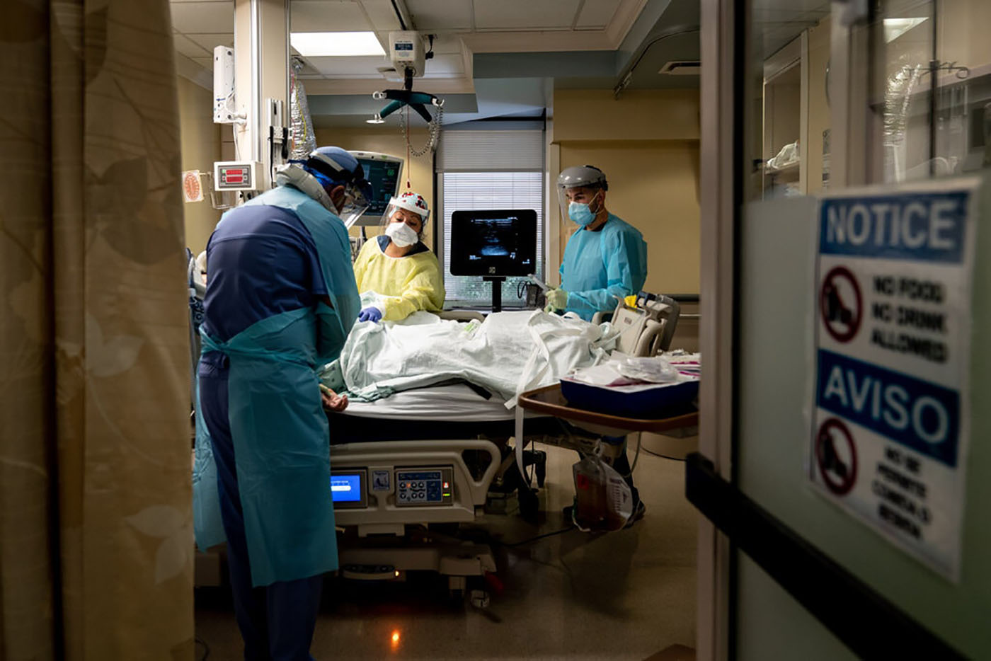 Un equipo médico atiende a un paciente con Covid-19 en el Hospital Metodista de Houston, 5 de julio de 2020. 