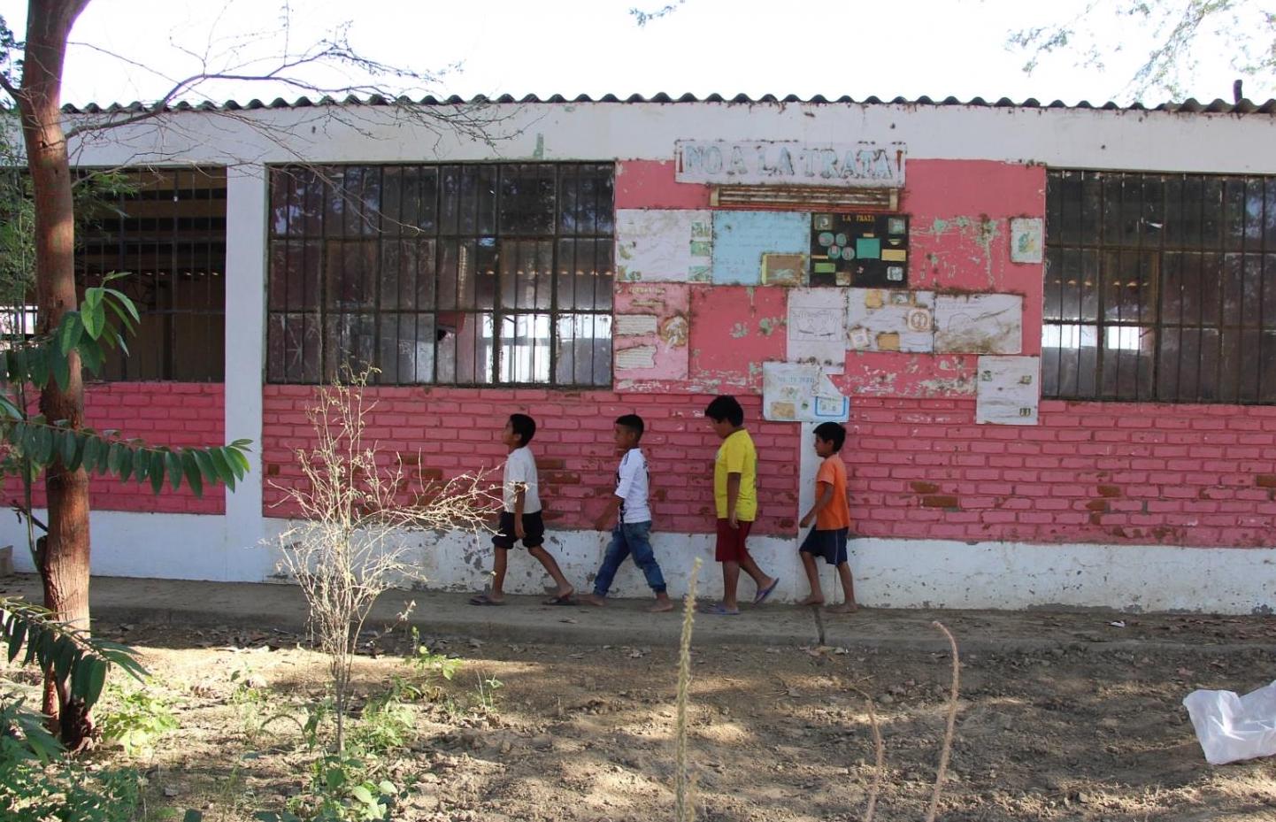 LARGA ESPERA. Los alumnos del colegio Genaro Martínez, de Pedregal Grande (Piura), se preguntan cuándo reconstruirán su centro educativo.  