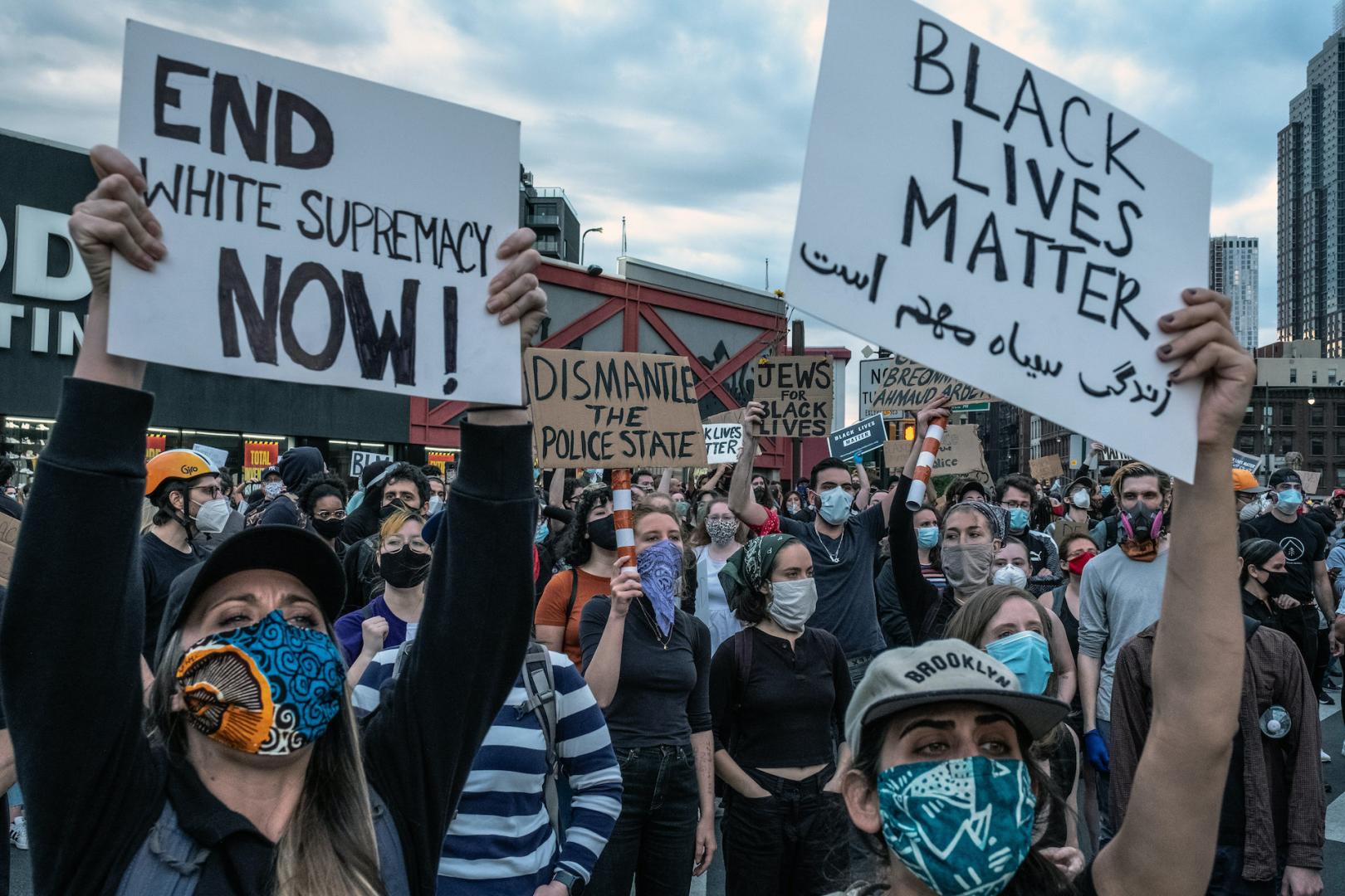 PROTESTAS. Manifestaciones en Brooklyn en junio por la muerte de George Floyd a manos de la policía.