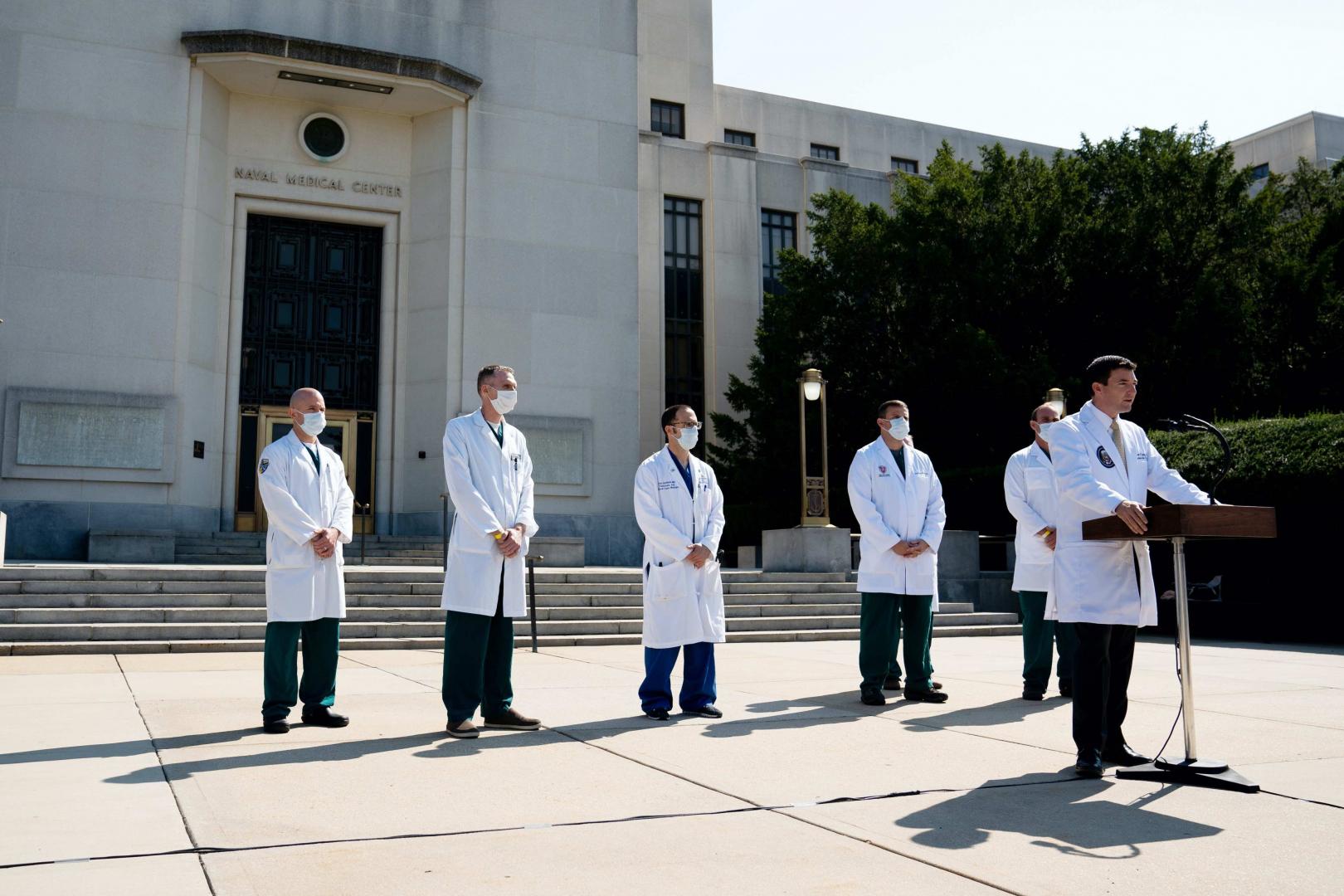 SALUD PRESIDENCIAL. El médico del presidente, Sean Conley, atiende a los reporteros afuera del Centro Médico Militar Nacional Walter Reed, en Maryland.
