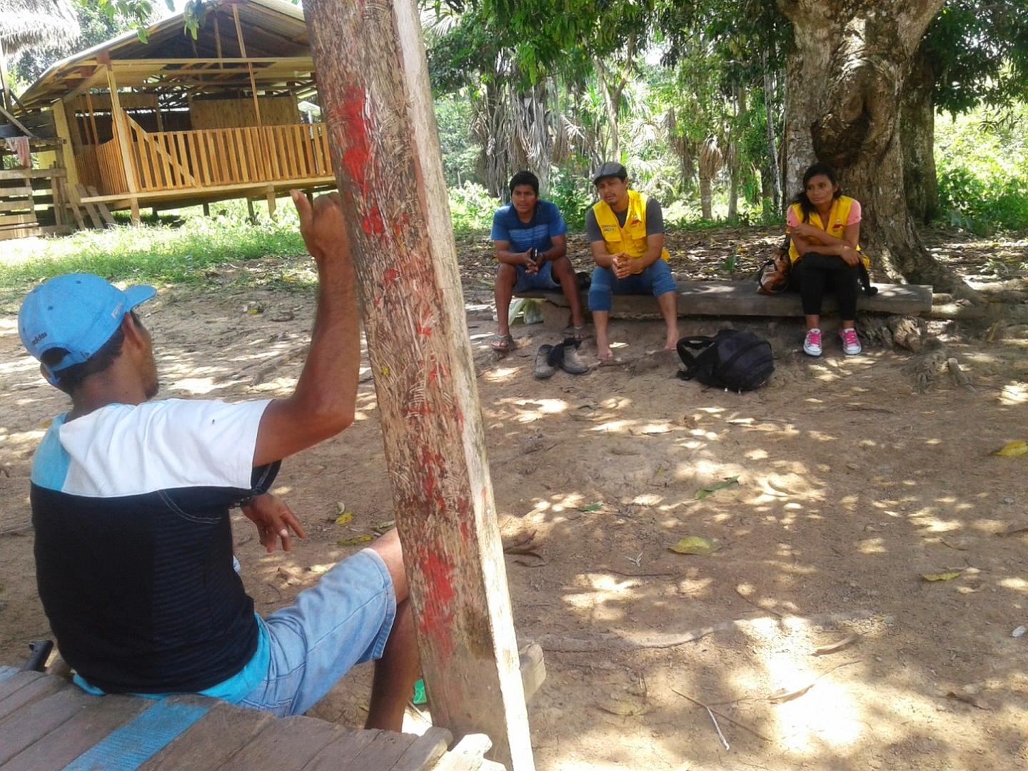 LUCHADOR. El apu Arbildo Meléndez (de espaldas) conversa con un grupo de personas en su comunidad indígena. En abril de este año fue asesinado.  