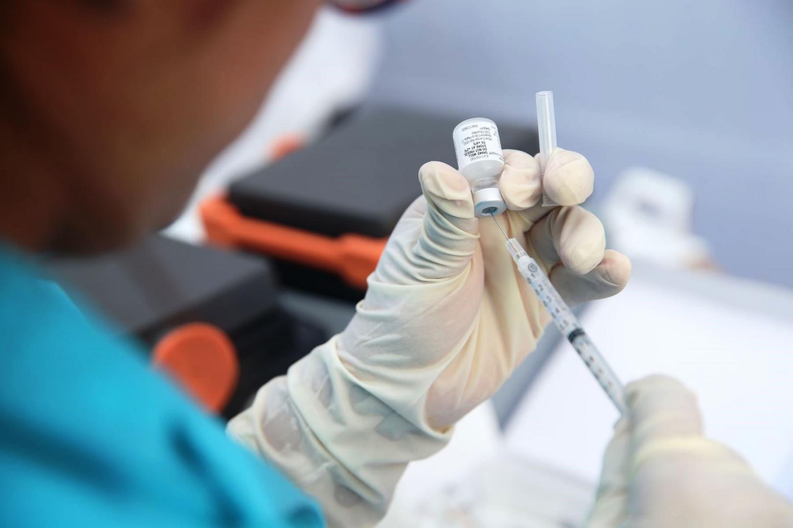 PFIZER-BIONTECH. El regulador de medicamentos del Reino Unido autorizó la vacuna.