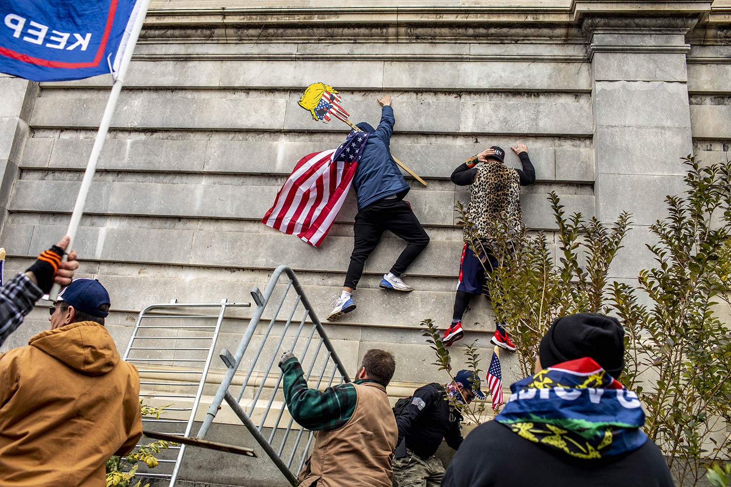 VIOLENCIA. Una turba de simpatizantes de Trump escalan un lado del Capitolio en Washington el miércoles 6 de enero de 2021.