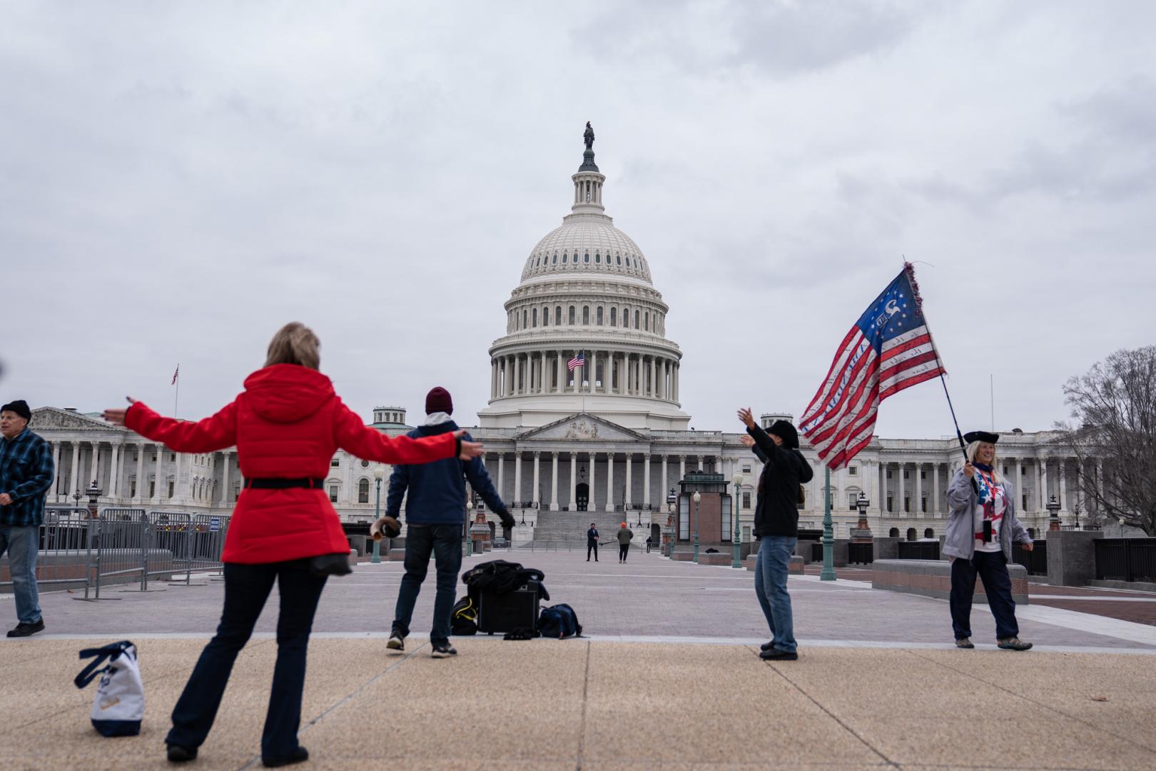 REPUBLICANOS. Los seguidores del presidente Donald Trump se reúnen afuera del Capitolio en Washington, el lunes 4 de enero de 2021. 