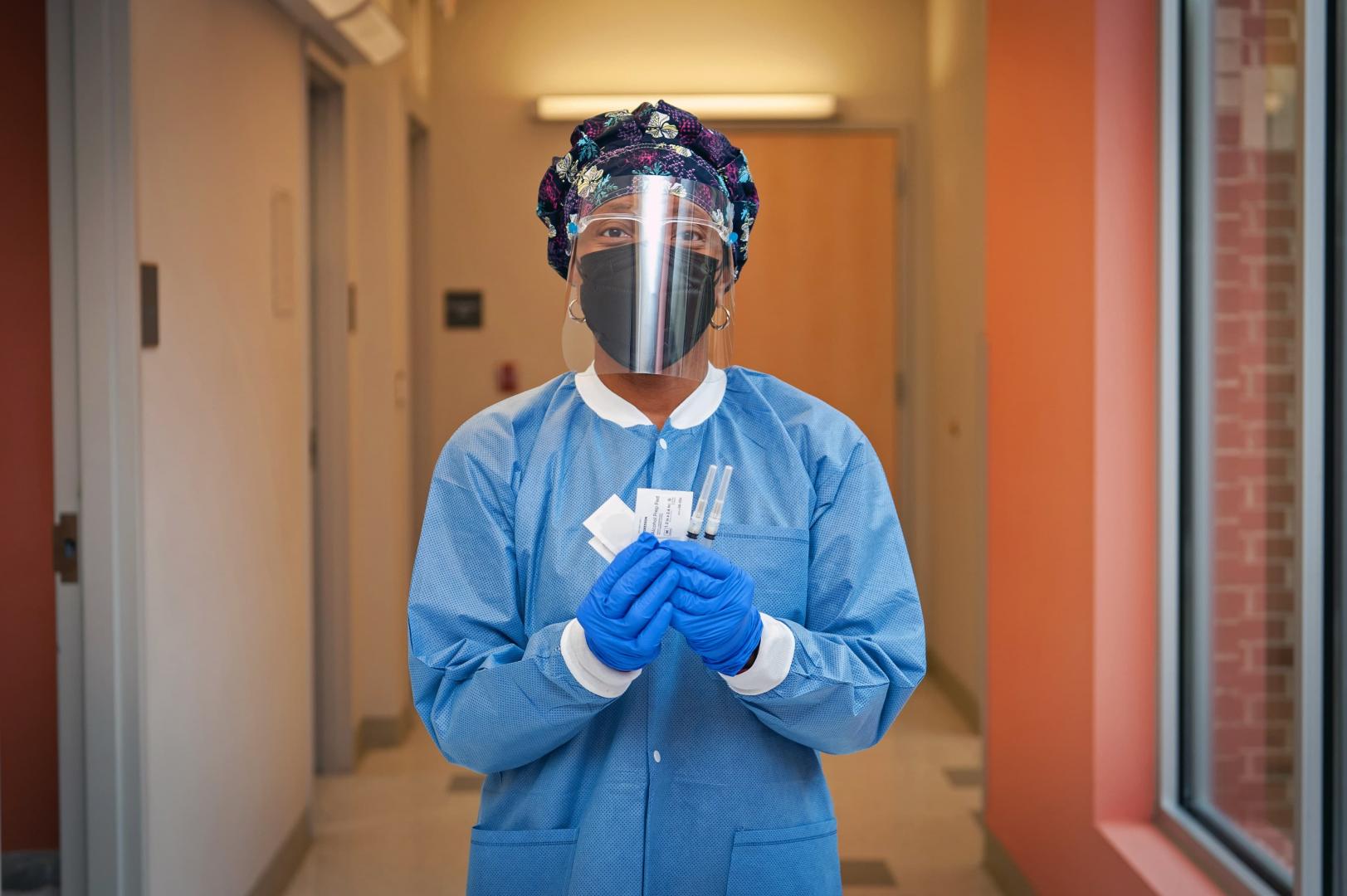 INMUNIZACIÓN. Tara Gallion, una enfermera práctica con licencia, se preparó para administrar dosis de la vacuna Moderna Covid en Mound Bayou, Mississippi, el mes pasado.