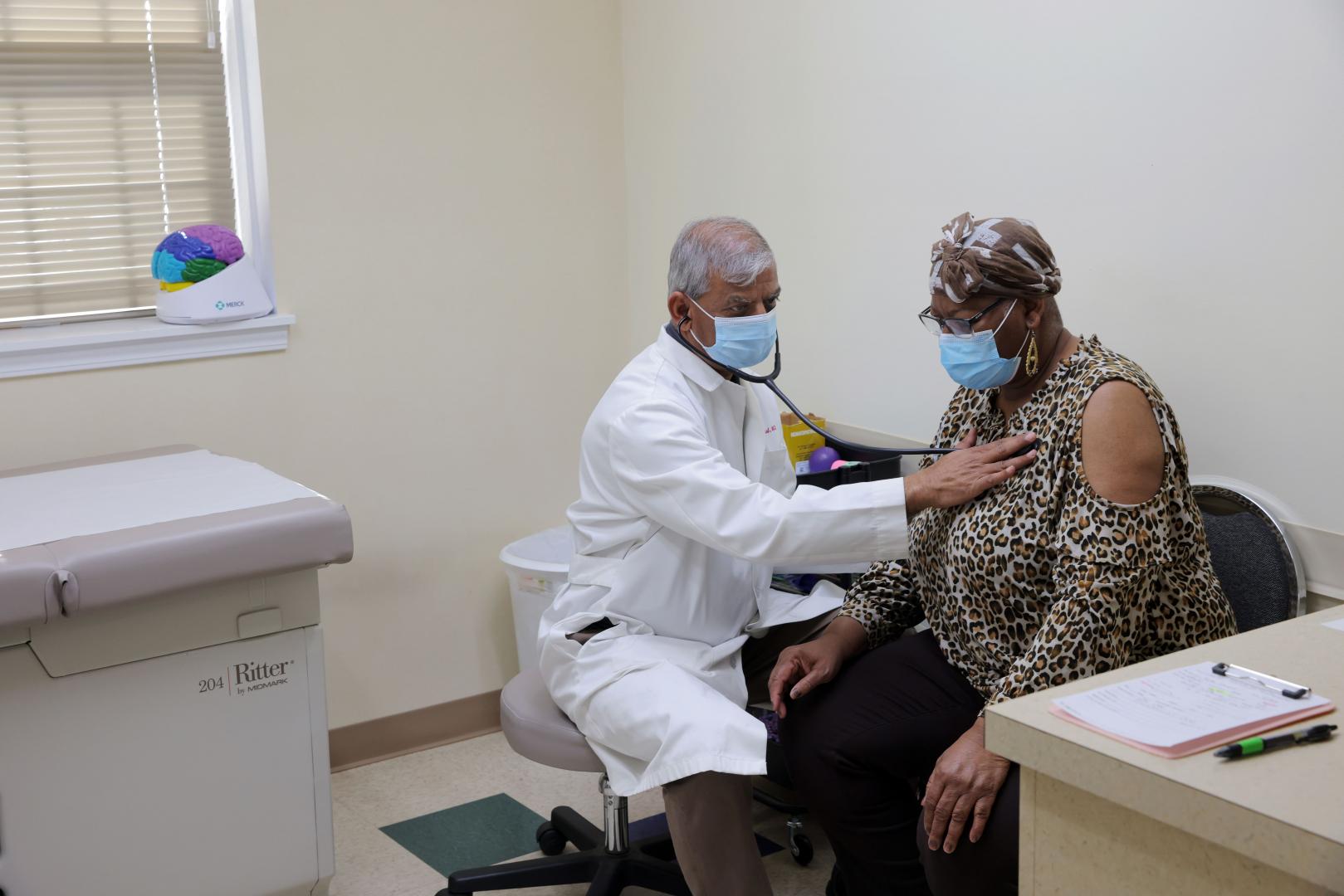 CÁNCER DE MAMA. Yvette Lowery con su oncólogo, antes de someterse a una mastectomía doble.