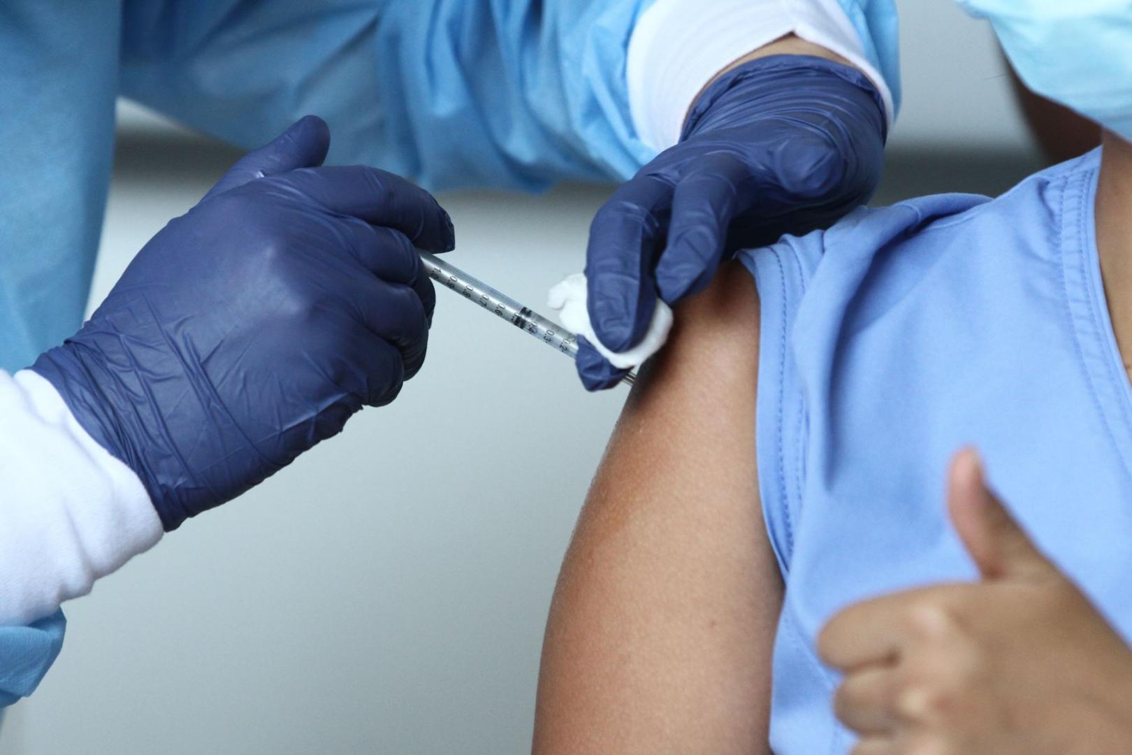 SINOPHARM. La vacuna del laboratorio chino ya ha sido aplicada a más de 400 mil profesionales de la salud.