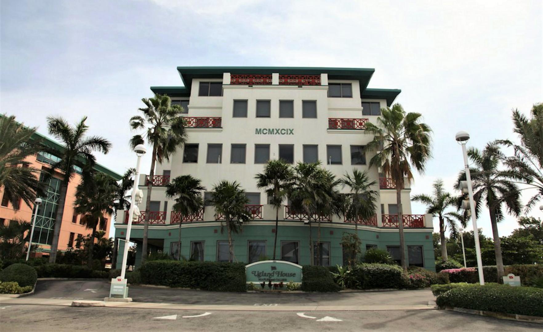 FACHADA. El edificio Ugland House es la más importante sede de sociedades offshore en las Islas Caimán, y también alberga a empresas con vínculos en Perú.
