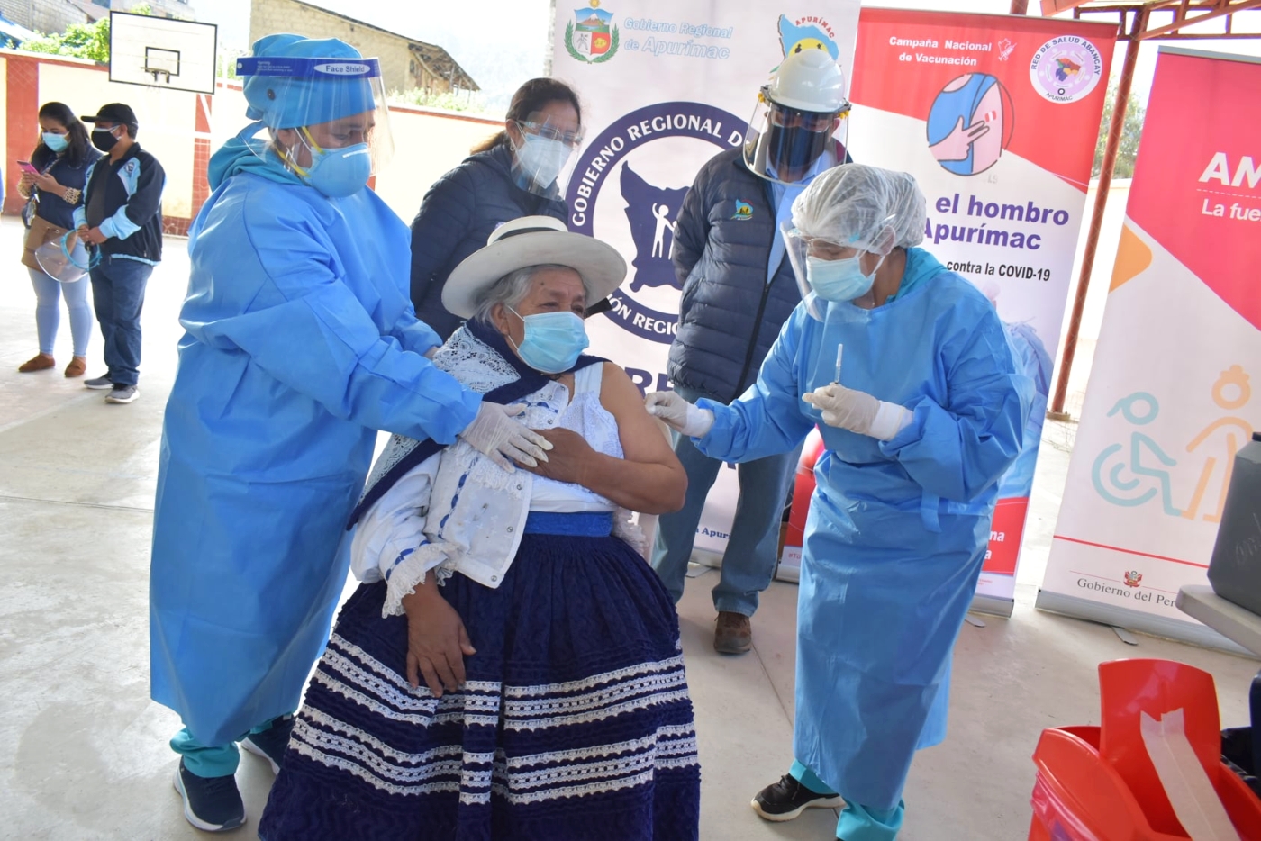 ESCUDO. Este sábado se inició la vacunación de adultos mayores en la región Apurímac. Cipriana Solís (83) fue la primera inmunizada.