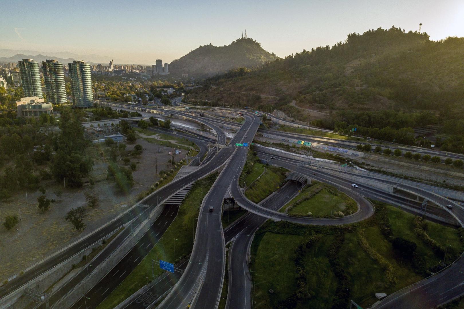 CONFINAMIENTO. Una carretera casi vacía durante una orden de cuarentena total en Santiago de Chile el fin de semana pasado. 