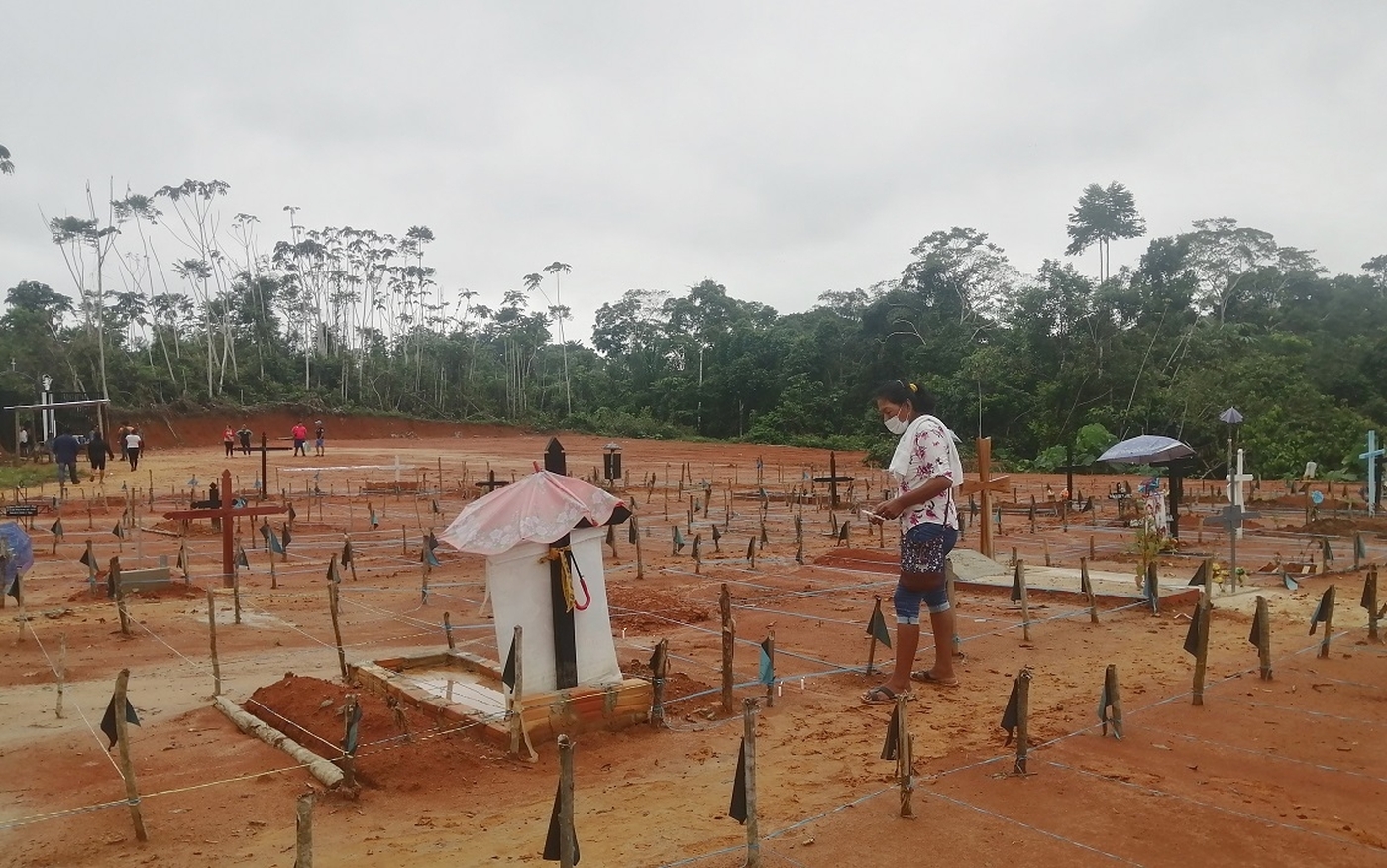 DOLOR. Según la Defensoría, más de 400 víctimas de la Covid-19 fueron enterradas en un improvisado cementerio. 