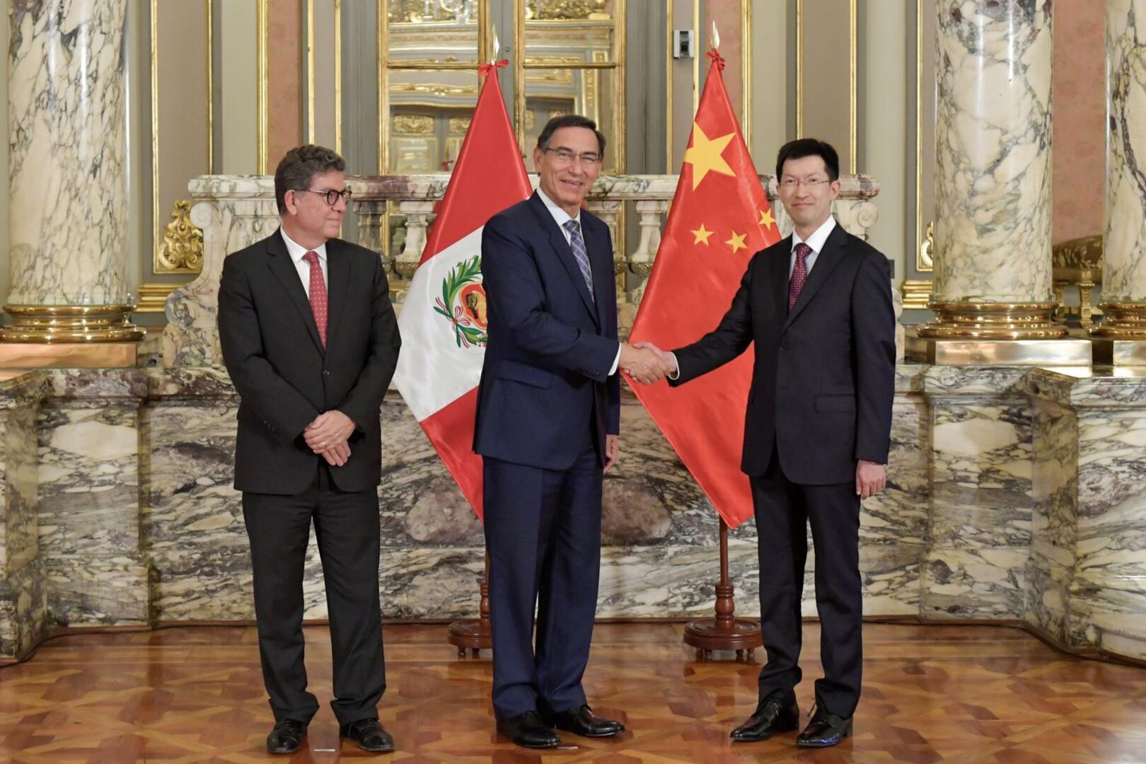 RELACIÓN. En diciembre de 2019, el entonces presidente Martín Vizcarra (centro) recibió las cartas credenciales del nuevo embajador chino: Lian Yu (derecha).