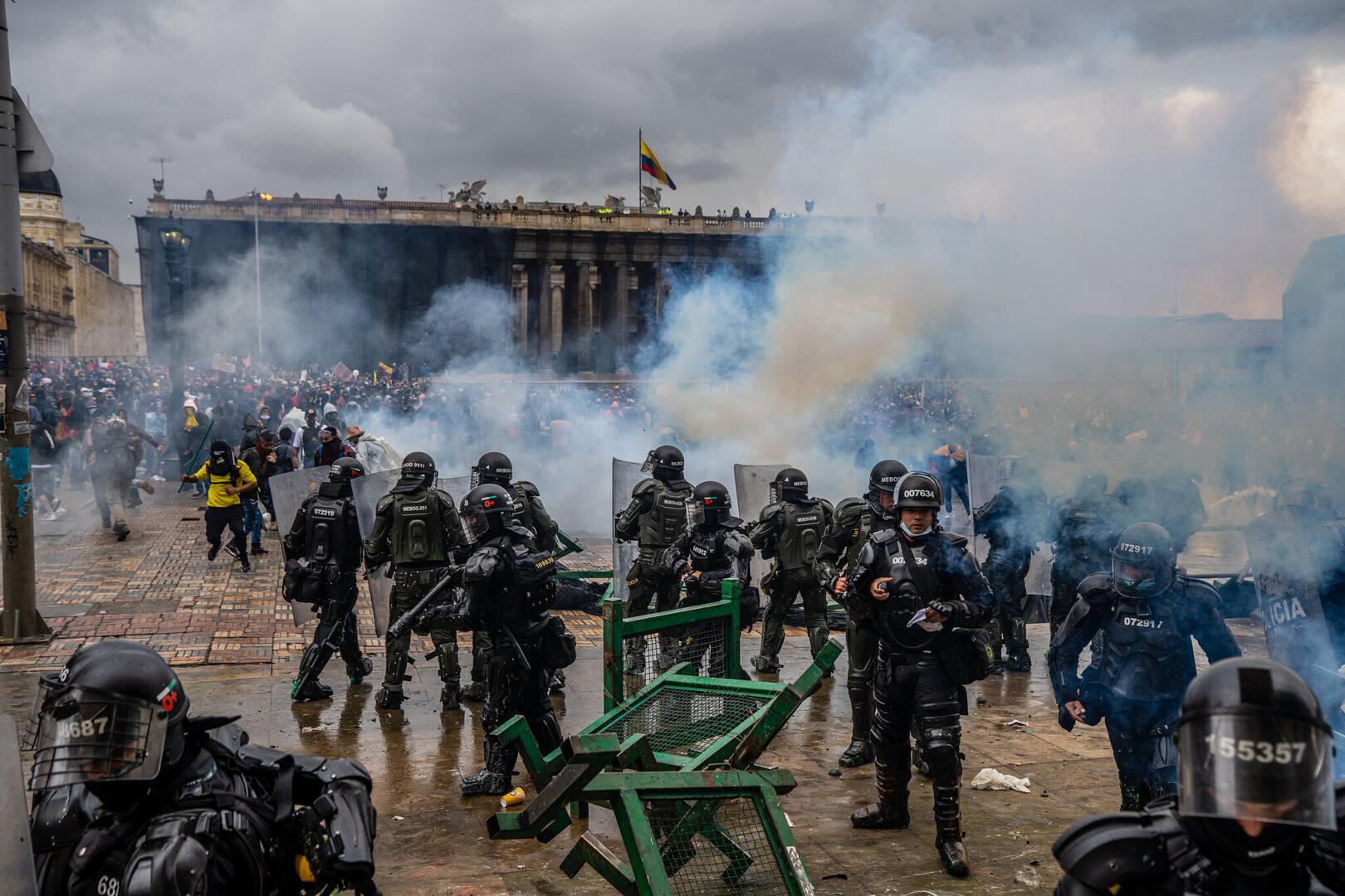 REPRESIÓN. La policía y los manifestantes se enfrentaron la semana pasada en Bogotá, Colombia, en una manifestación por una propuesta de reforma tributaria.