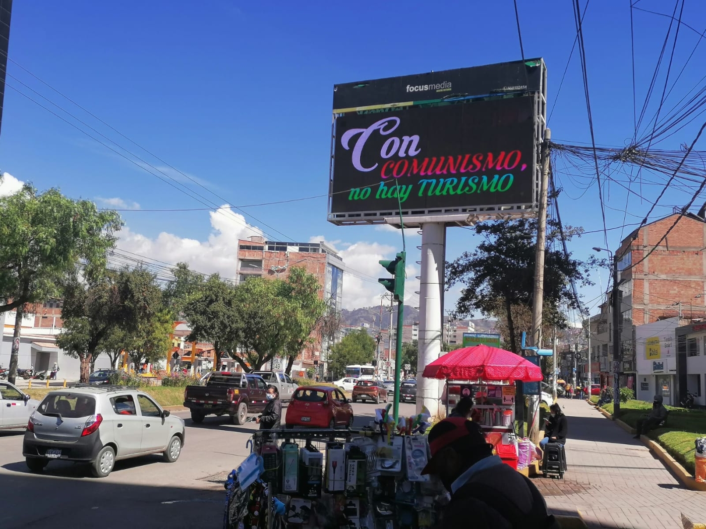 CUSCO. Uno de los paneles instalados en la ciudad imperial con mensaje en contra del comunismo. 