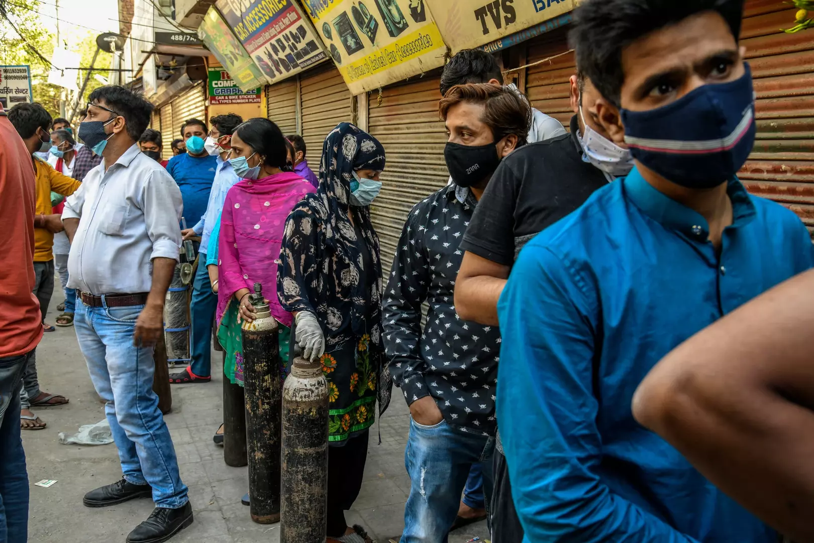 INDIA. Ciudadanos del sur de Delhi hacen largas colas para llenar sus tanques de oxígeno.