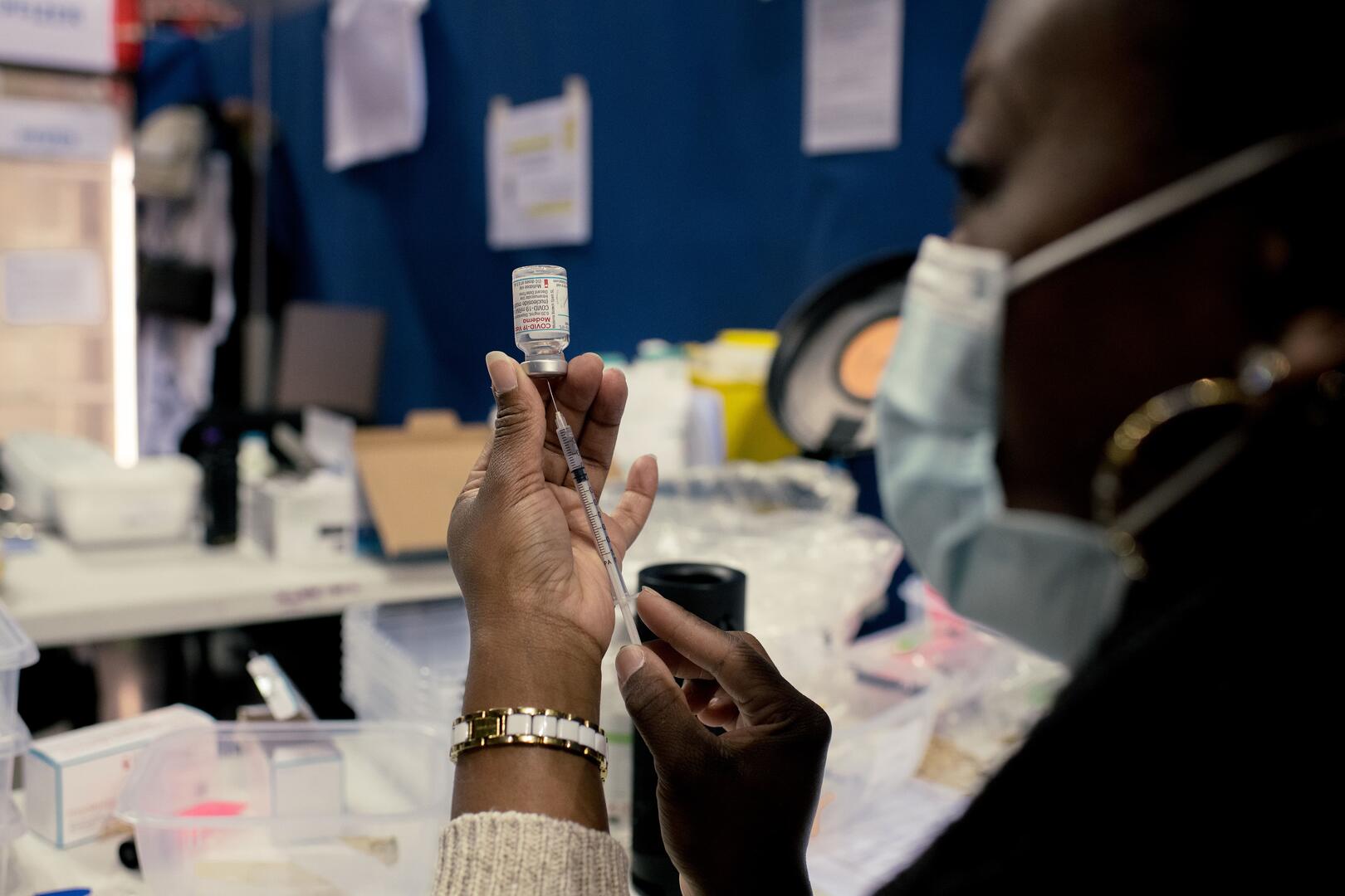 INOCULACIÓN COMBINADA. Los científicos han teorizado que administrar dos vacunas ligeramente diferentes podría generar una respuesta inmune más fuerte. 