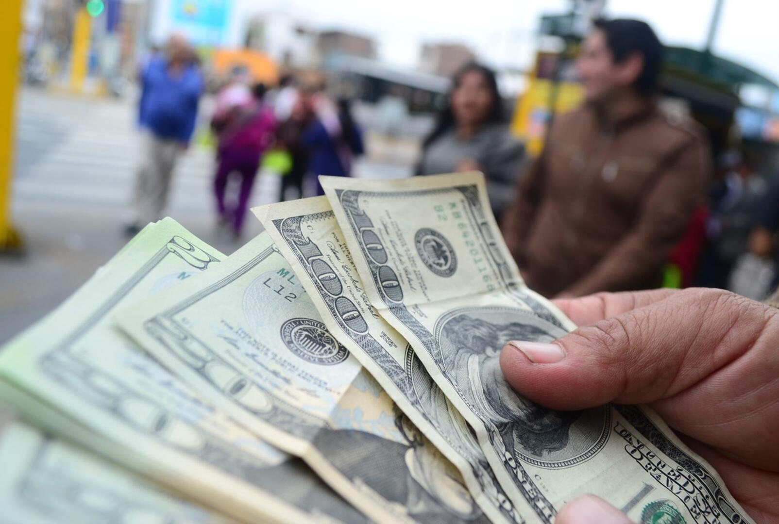 El BCRP tiene mecanismos para promover la estabilidad, como la compra y venta de dólares de sus reservas a los bancos comerciales, para suavizar las fluctuaciones en el precio de la moneda.