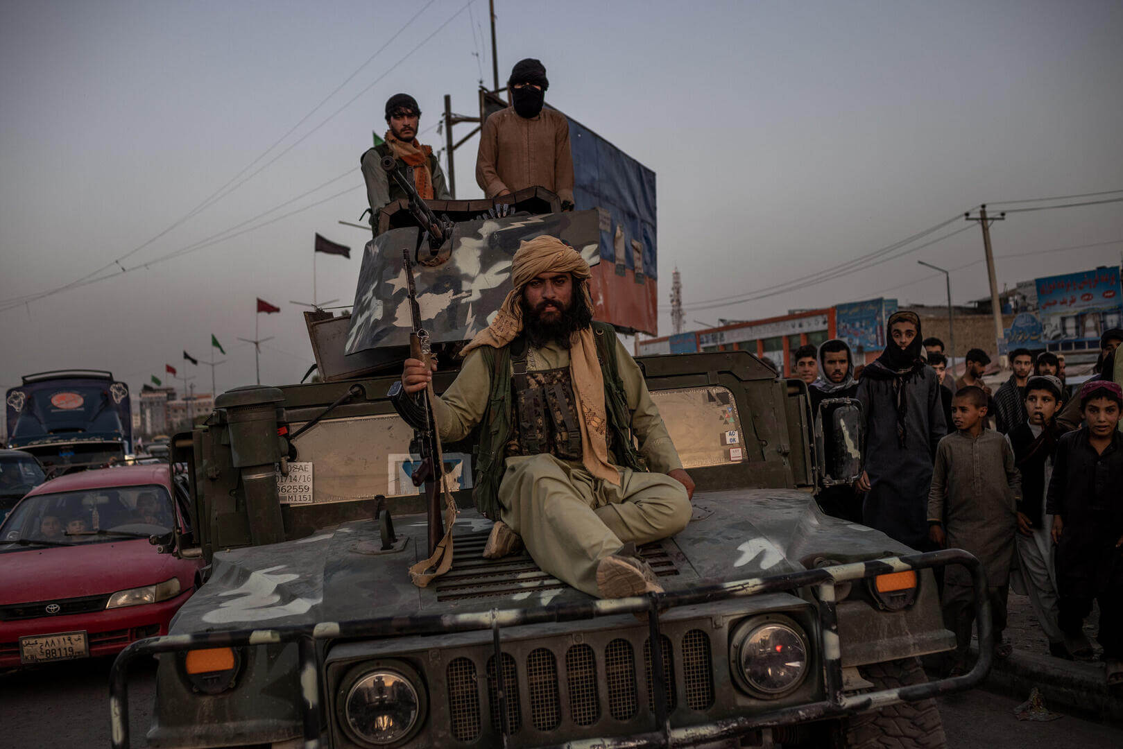 Talibanes. Tras el derrumbe del gobierno afgano, los talibanes tomaron el capital de forma violenta. 