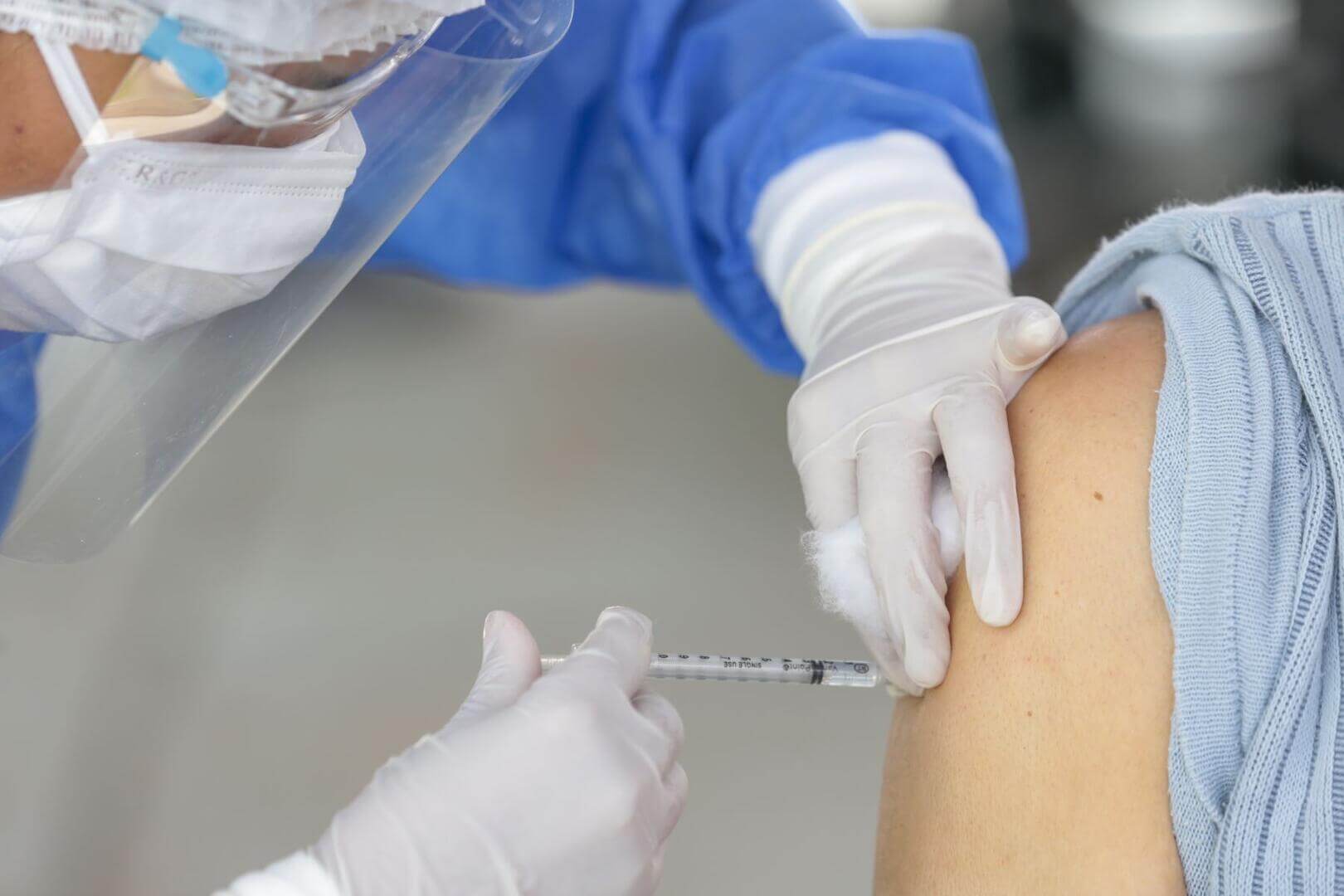 VACUNACIÓN. Publicación preliminar sugiere que la inmunización puede reducir la transmisión.