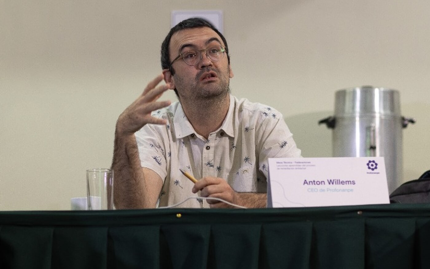 TAREA. Anton Willems indicó que se debe exigir a las empresas que cuiden el medio ambiente donde trabajan. 