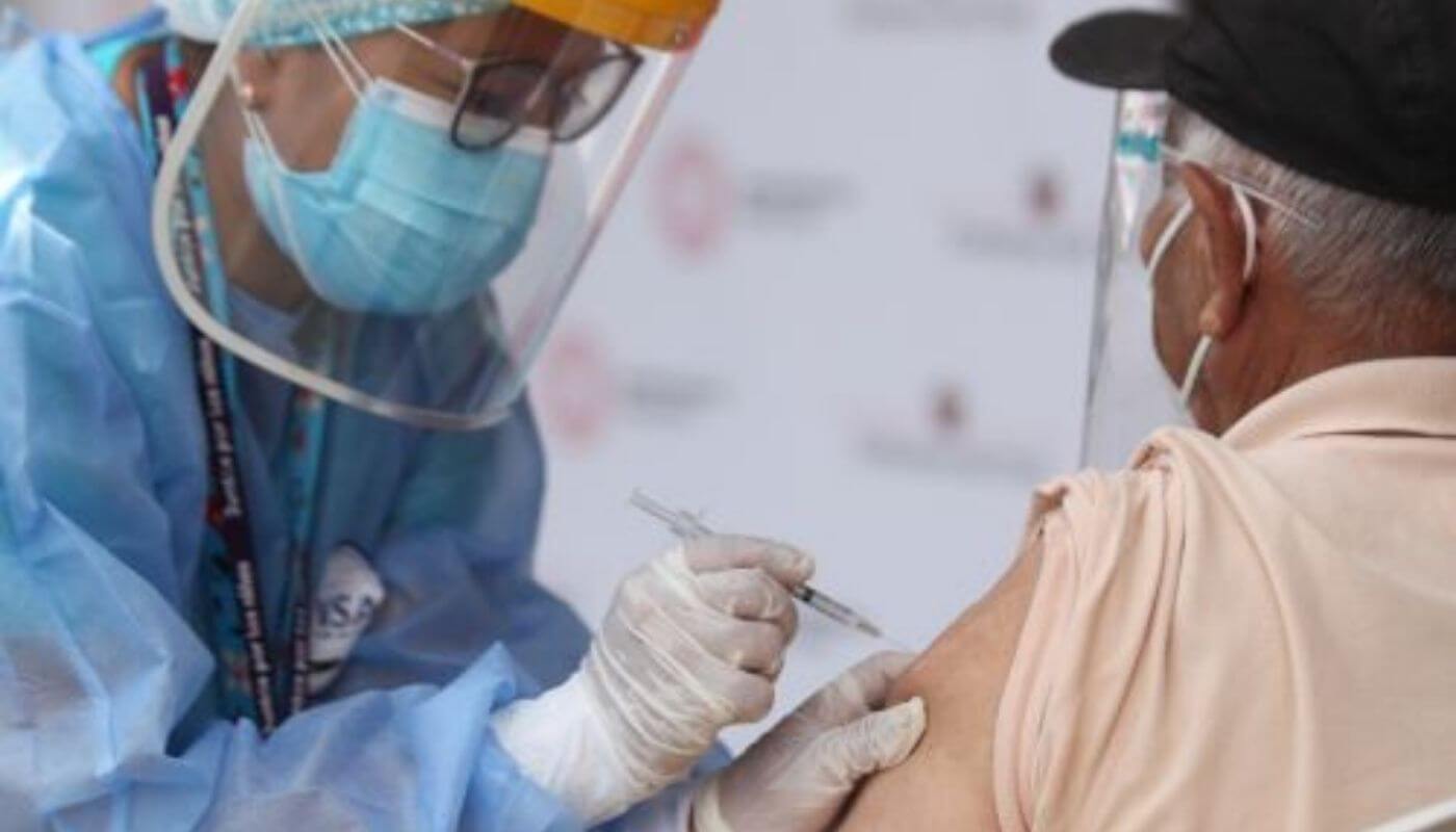DOSIS DE REFUERZO. Aunque la evidencia es escasa, la inmunización con una dosis de refuerzo ya se ha venido realizando en otros países.