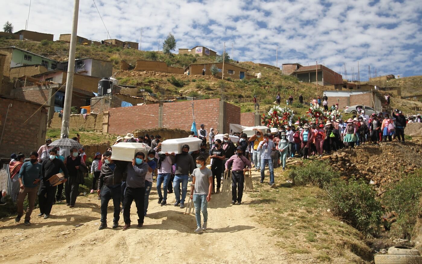 DUELO. Familiares, amigos y vecinos acompañan los féretros de las hermanas Marcelina, Dianee y Carmen Ochoa Ccahuana, y sus menores hijas de uno y tres años, rumbo al cementerio de Huicho. 