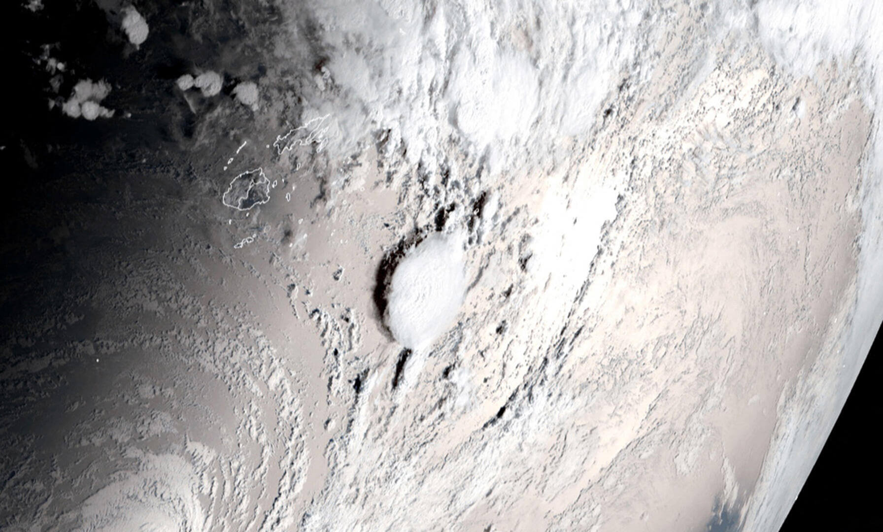 EXPLOSIÓN: Satélites registraron una gran nube de tierra, roca, gases volcánicos y vapor de agua de varios kilómetros de diámetro tras la erupción del volcán Hunga.