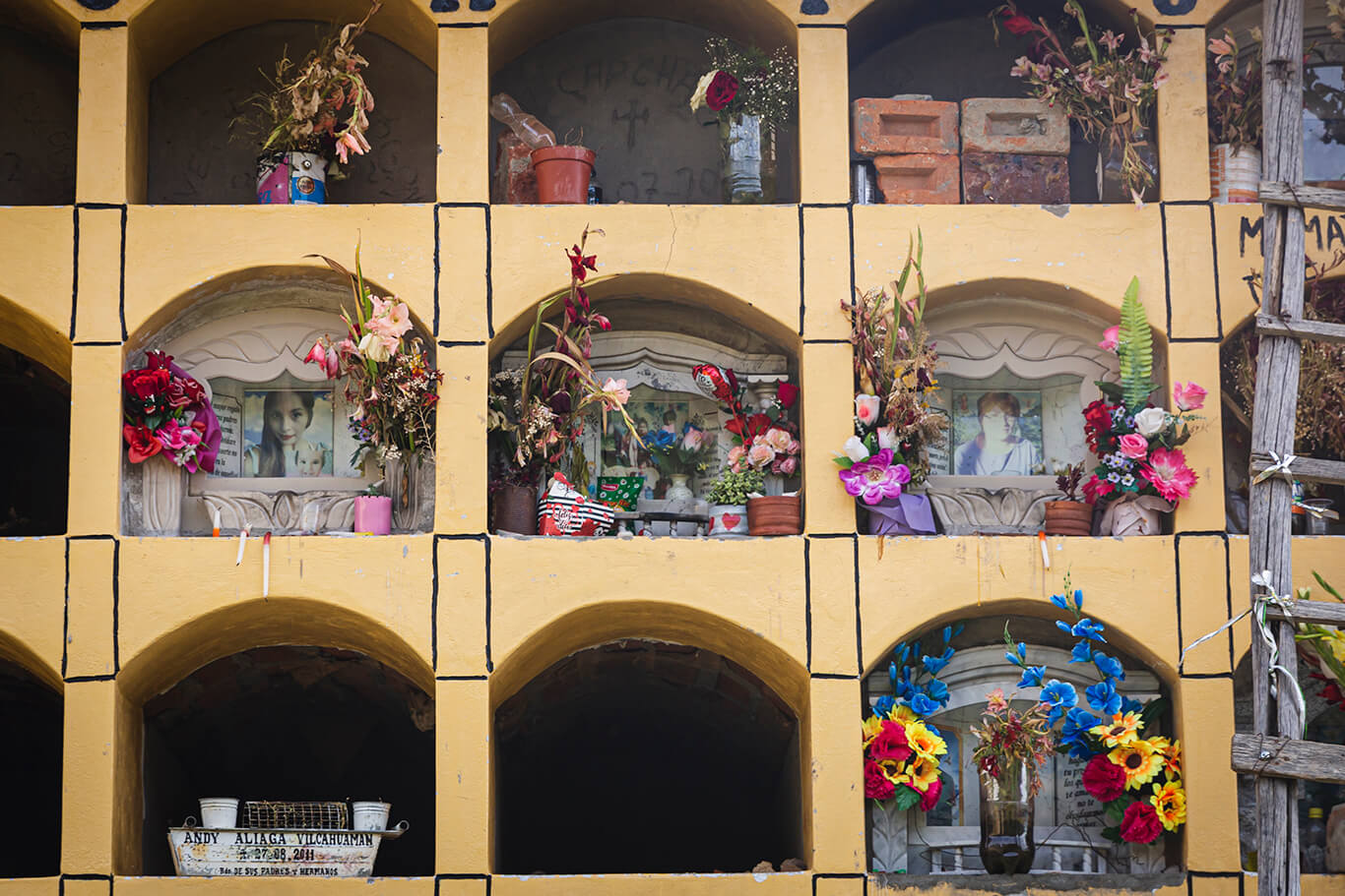 JUNTAS. En los nichos del medio reposan los restos de Marcelina, Dianee y Carmen Ochoa Ccahuana. Fueron enterradas en el cementerio de Huichocruz, en Huancayo.