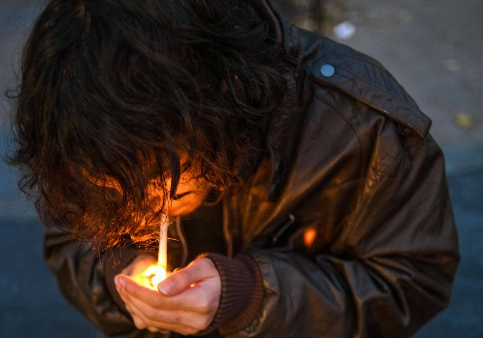 SALUD PÚBLICA. La propuesta busca reducir las probabilidades de que los jóvenes se inicien en el consumo en el futuro y ayudar a los adictos a dejar de fumar.