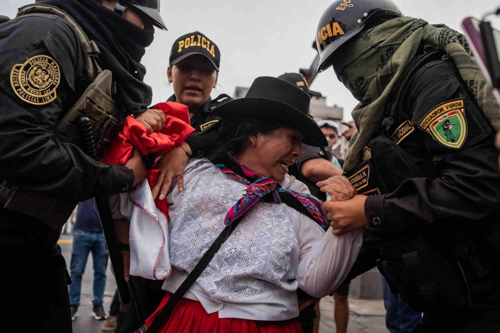 ABUSO POLICIAL. Aida Aroni fue detenida por la policía mientras se movilizaba pacíficamente por las calles del Lima, el pasado 4 de febrero. 
