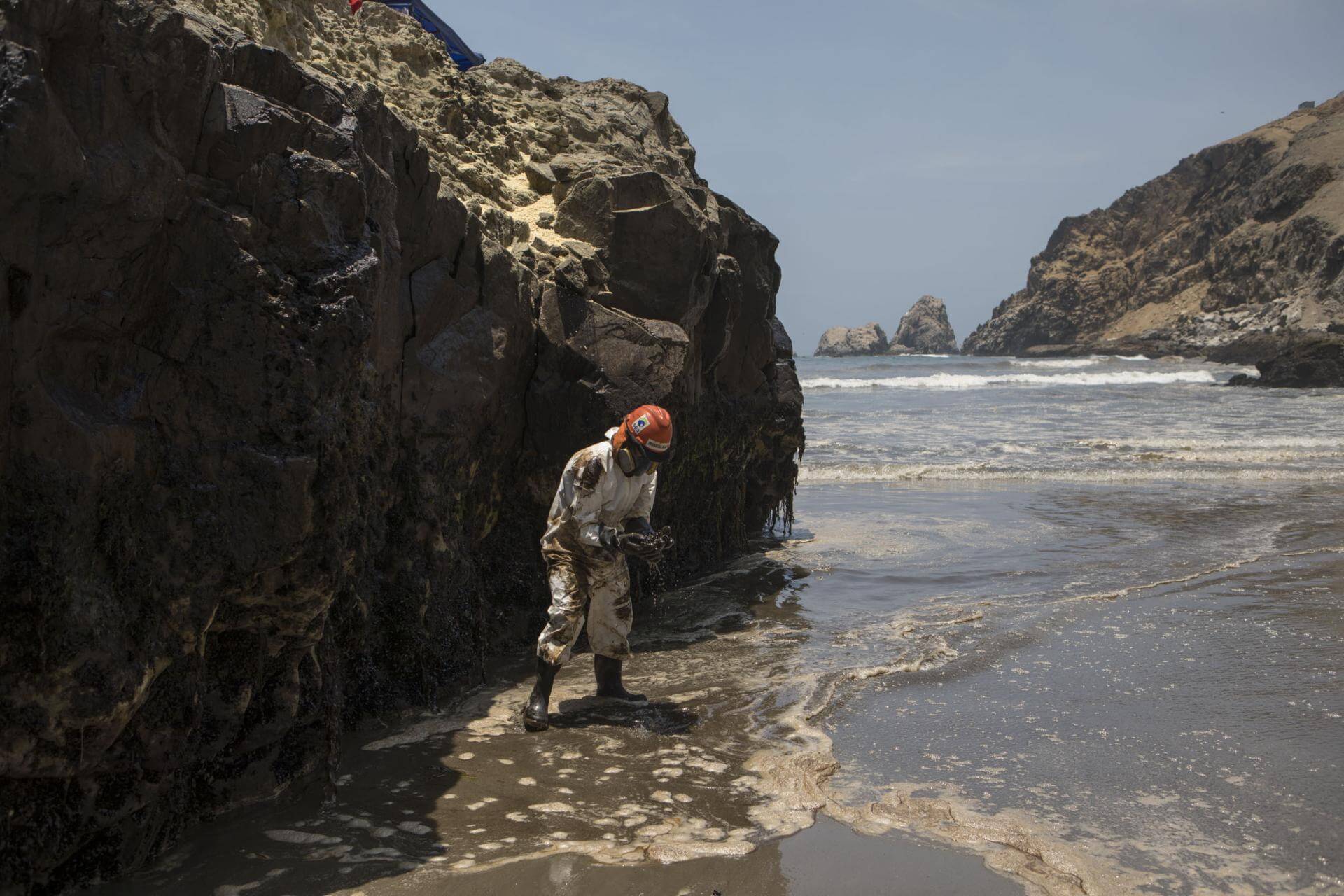 CONTAMINACIÓN. Las demandas y sanciones por el derrame de petróleo en el mar peruano representan el mayor monto del total de litigios que afronta el grupo Repsol. 