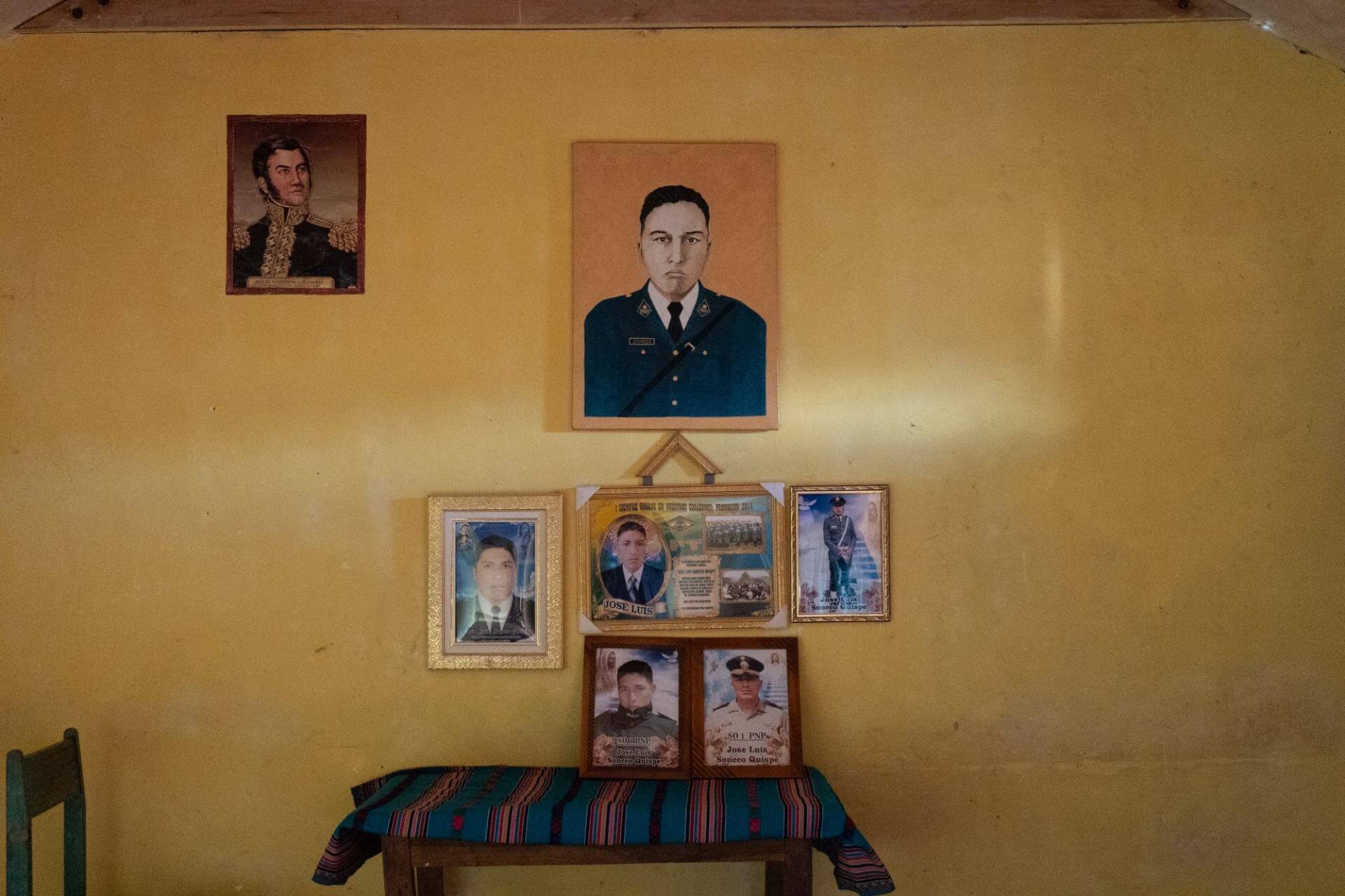 RETRATOS. La familia Soncco Quispe conserva en un altar los retratos de su hijo mayor, José Luis, el policía que murió en Juliaca el 10 de enero de 2023.