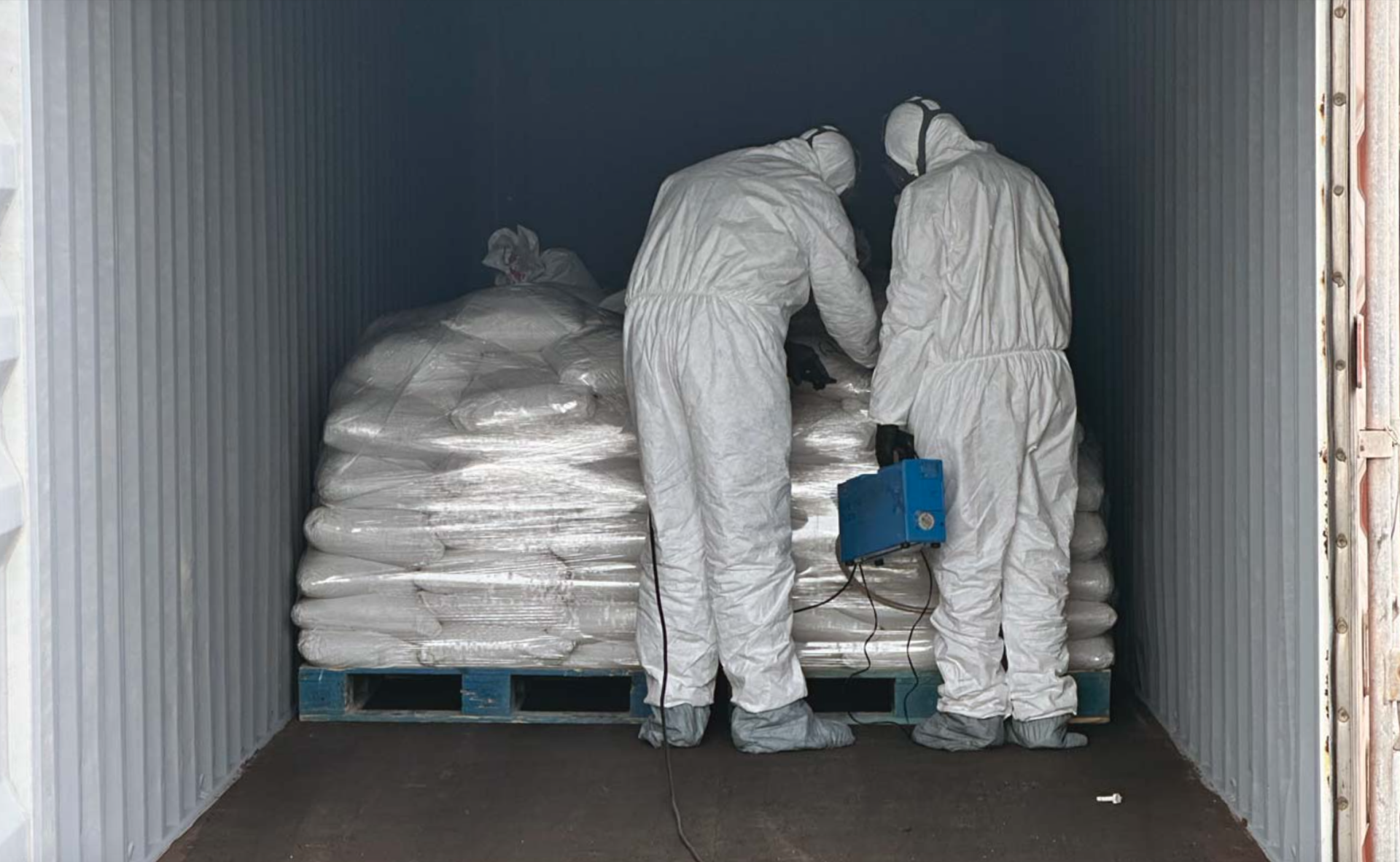TÓXICO. Para la inspección del contenedor incautado con mercurio, el personal de la Sunat tuvo que protegerse de los efectos nocivos de esta sustancia química.