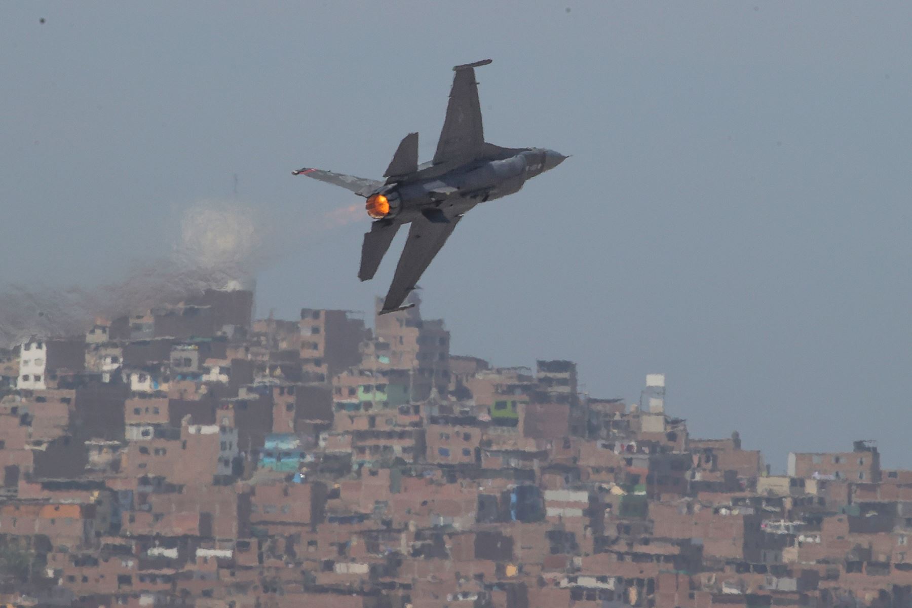 RUIDO. En la semana en que la compra de cazas F-16 desató una crisis política en el país, las aeronaves sobrevolaron Lima antes de participar en un festival de la Fuerza Aérea del Perú.