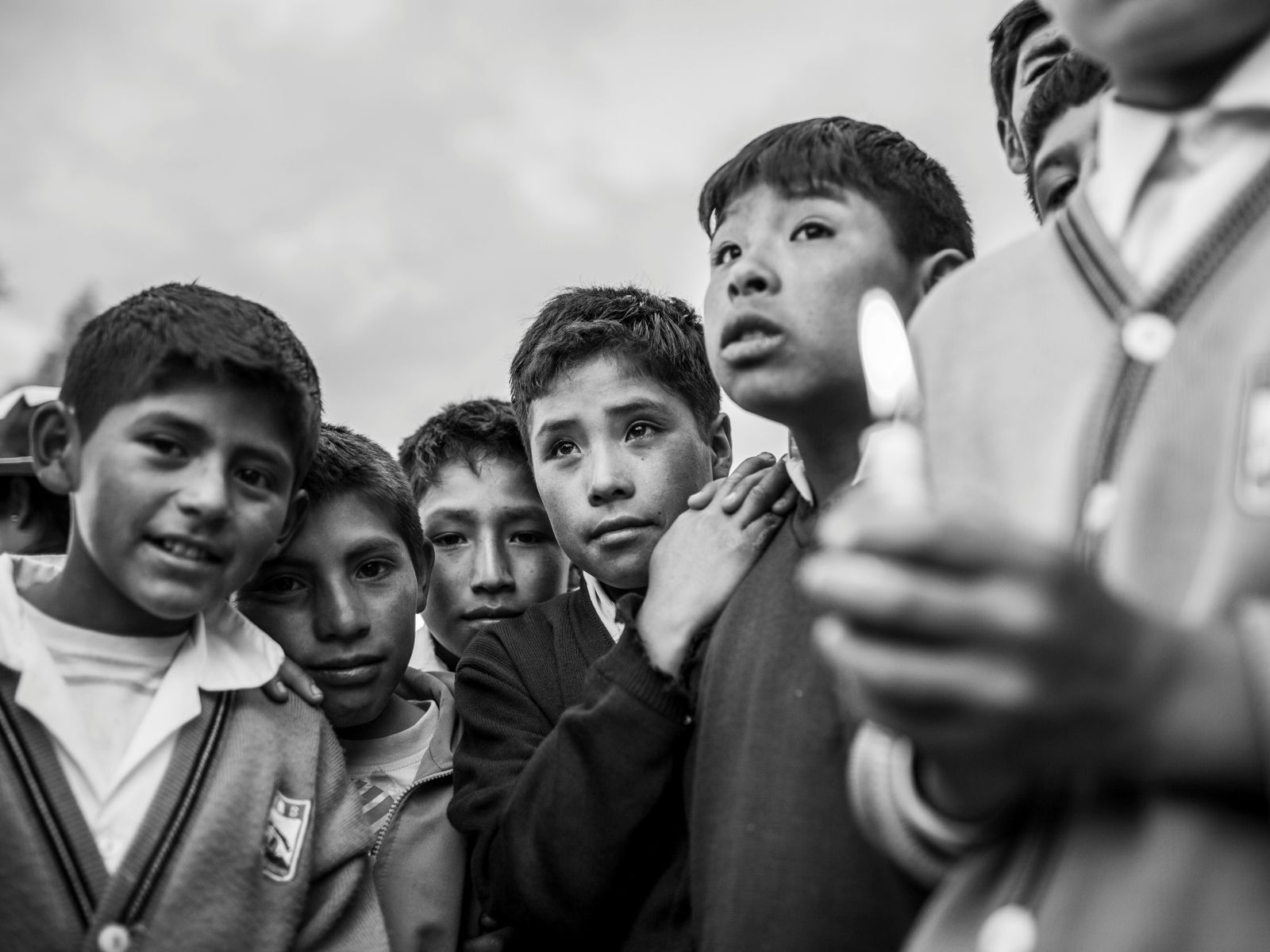ESPERA. Niños del poblado de Soras sostienen velas mientras esperan, en 2011, la llegada del cortejo fúnebre que transporta los restos de los pobladores asesinados en el caso Expreso de la Muerte. 