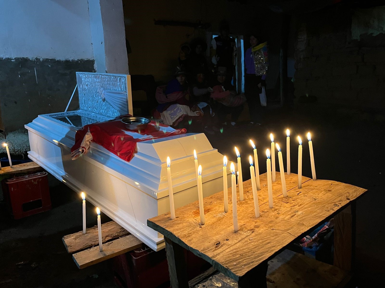 VELORIO. Familiares velan los restos de William Núñez, de 19 años, en la localidad de Castillapata, Huancavelica. Fue arquero de varios equipos en la Copa Perú.