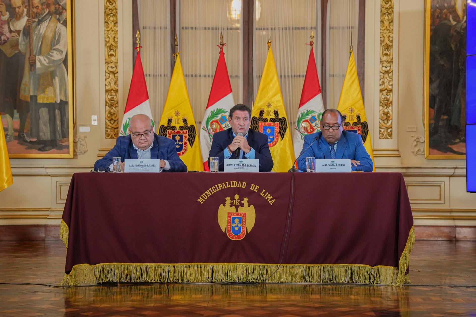 NEXOS. De izquierda a derecha, Raúl Fernández, Renzo Reggiardo y Hans Caiazza presentan las acciones legales por temas electorales. Los dos primeros son militantes de Renovación Popular.