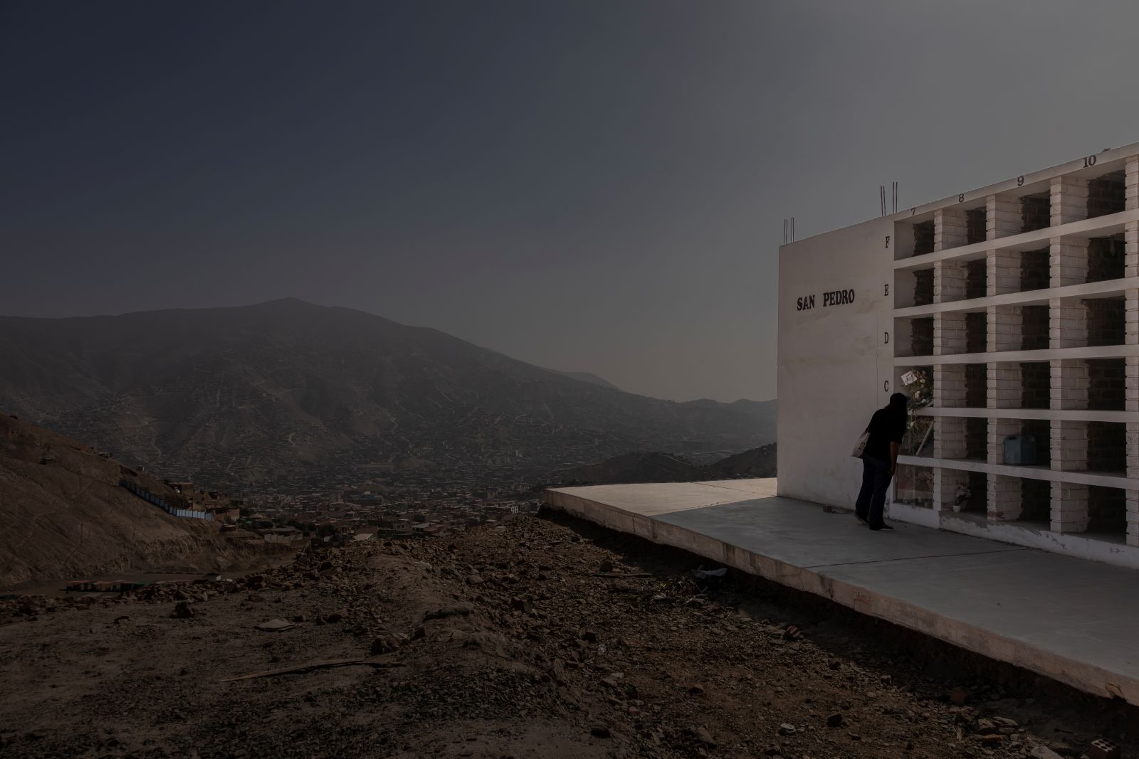 BÚSQUEDA DE VERDAD. Los restos del adolescente fueron sepultados en el cementerio El Paraíso, en lo alto de Manchay. Sus padres buscan esclarecer qué ocasionó su muerte.