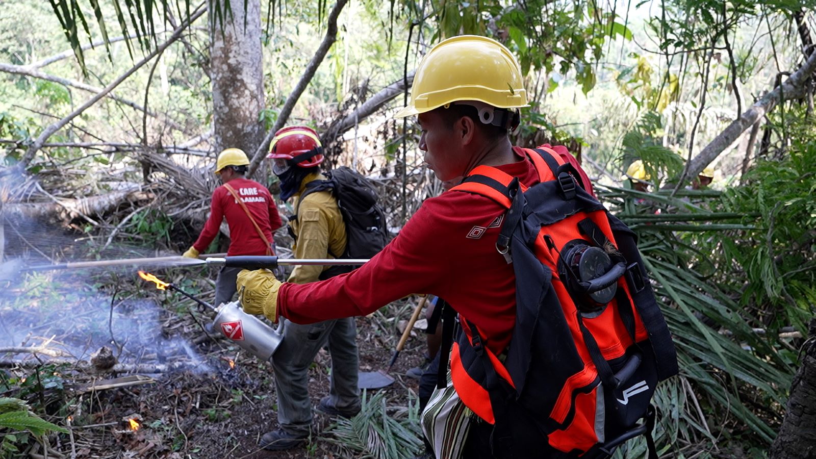 ACCIÓN. Brigadistas asháninkas participan con mochilas de agua en el cese de la práctica de quema controlada.